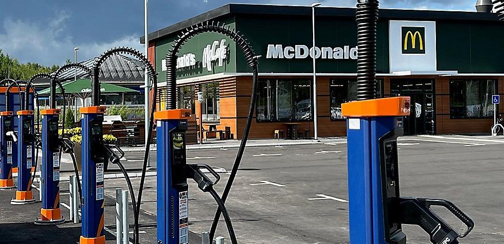 McDonald’s har satsat på laddstolpar för elbilar vid restaurangerna. Någon hybridburgare har de dock inte. 