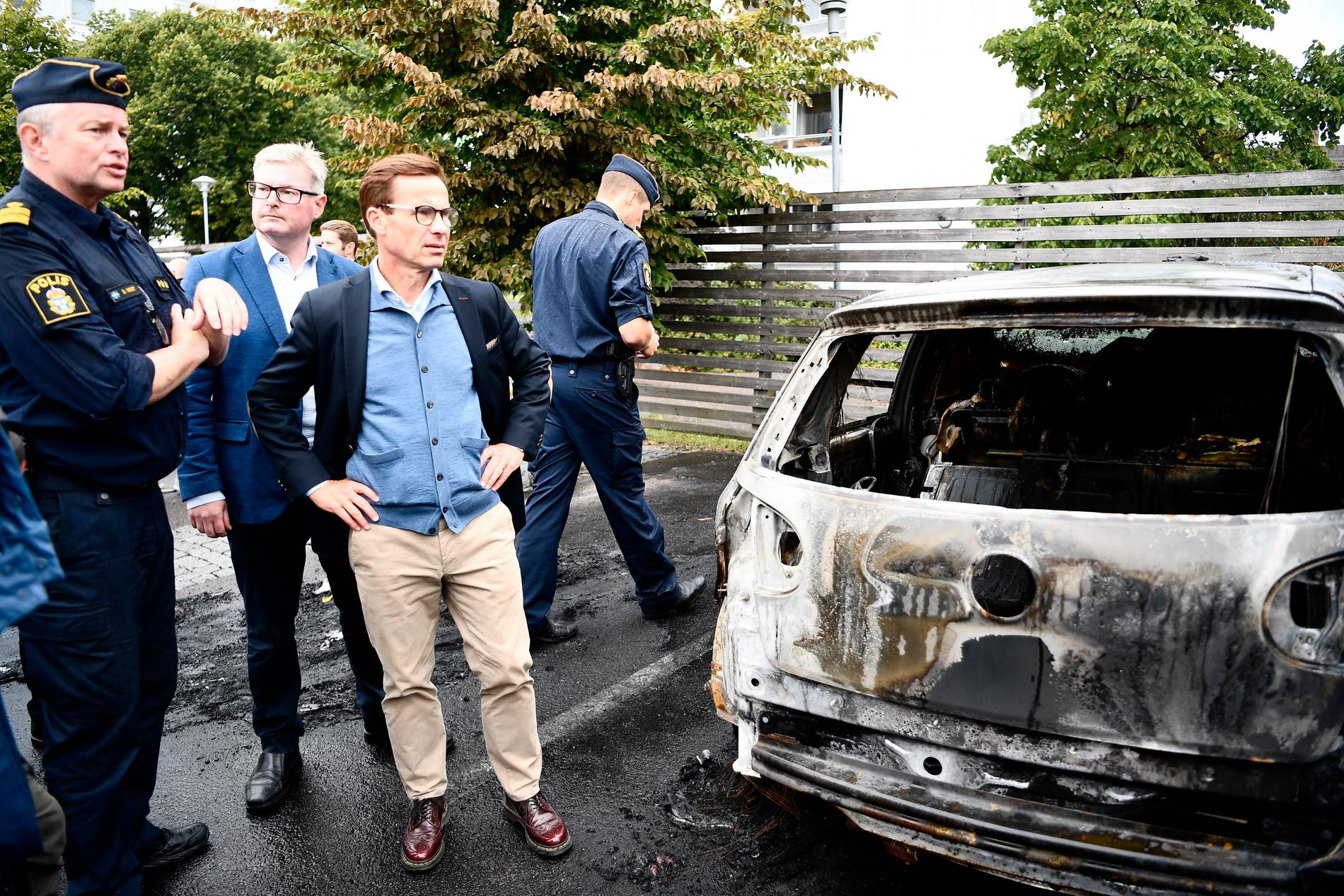 Moderaternas partiledare Ulf Kristersson besökte Frölunda torg efter gårdagens många bilbränder.