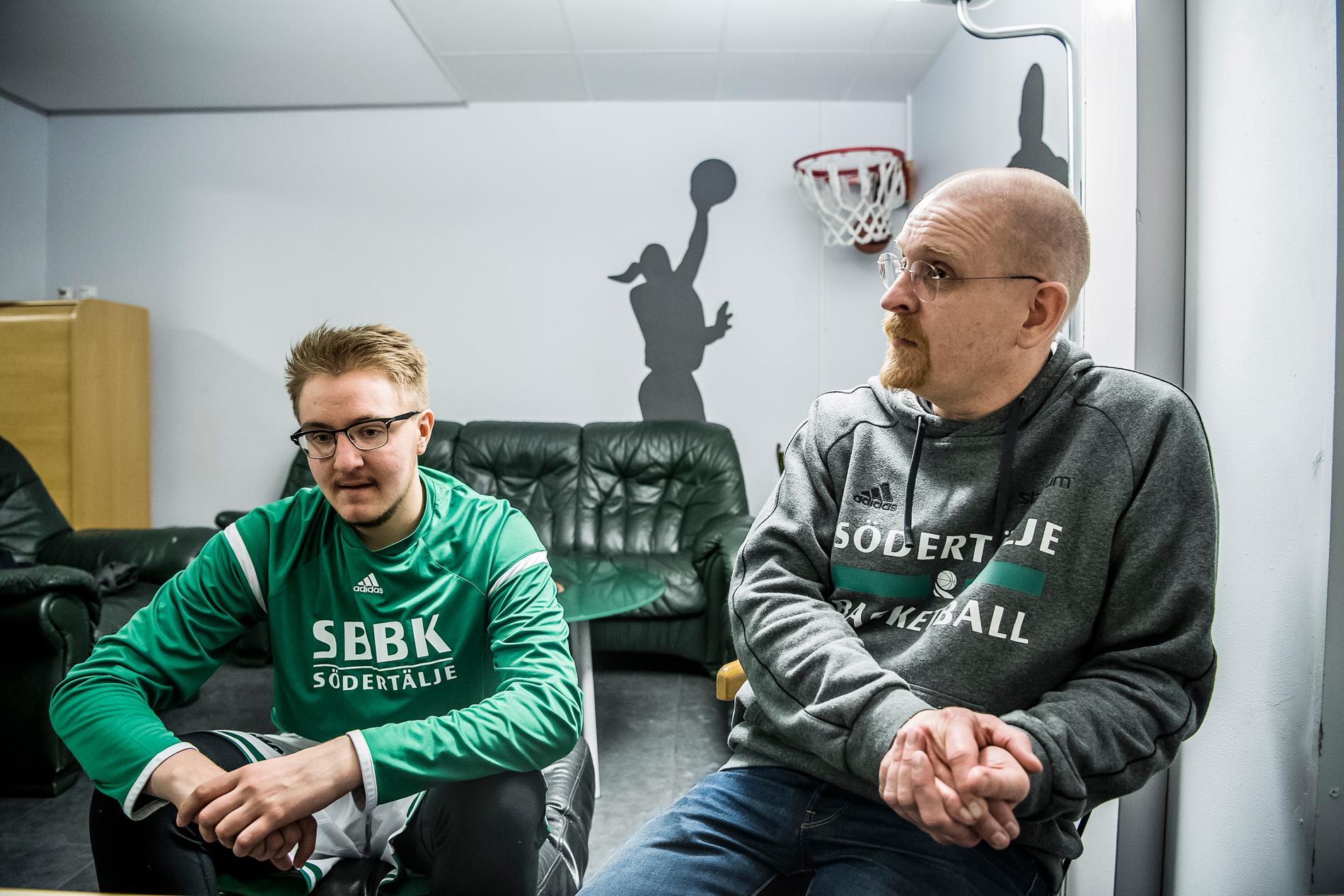 Södertälje Basketbollklubbs huvudtränare Joakim Brunnström med Noel Filén-Hammarström efter söndagens match.