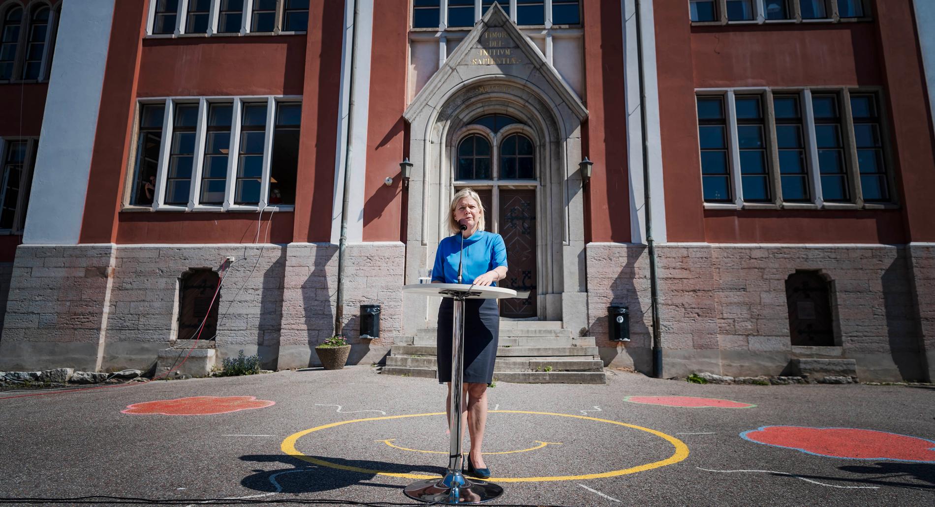Magdalena Andersson framför Sankt Hansskolan i Visby.