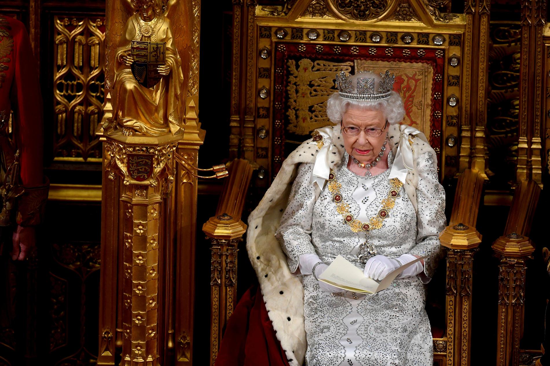 Drottning Elizabeth läser sitt tal vid parlamentets öppnande.