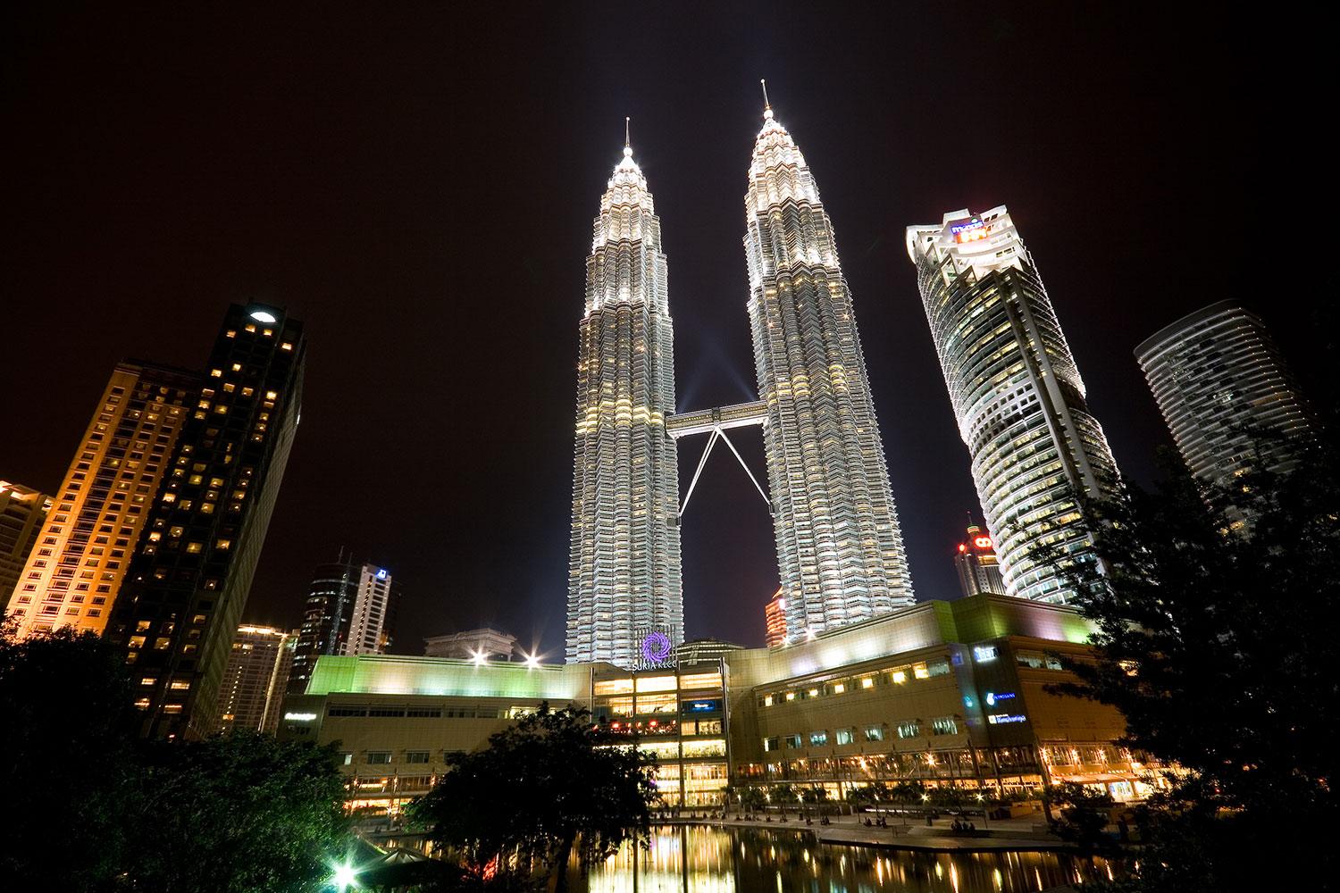 Mäktiga tvillingtornen Petronas i Kuala Lumpur.