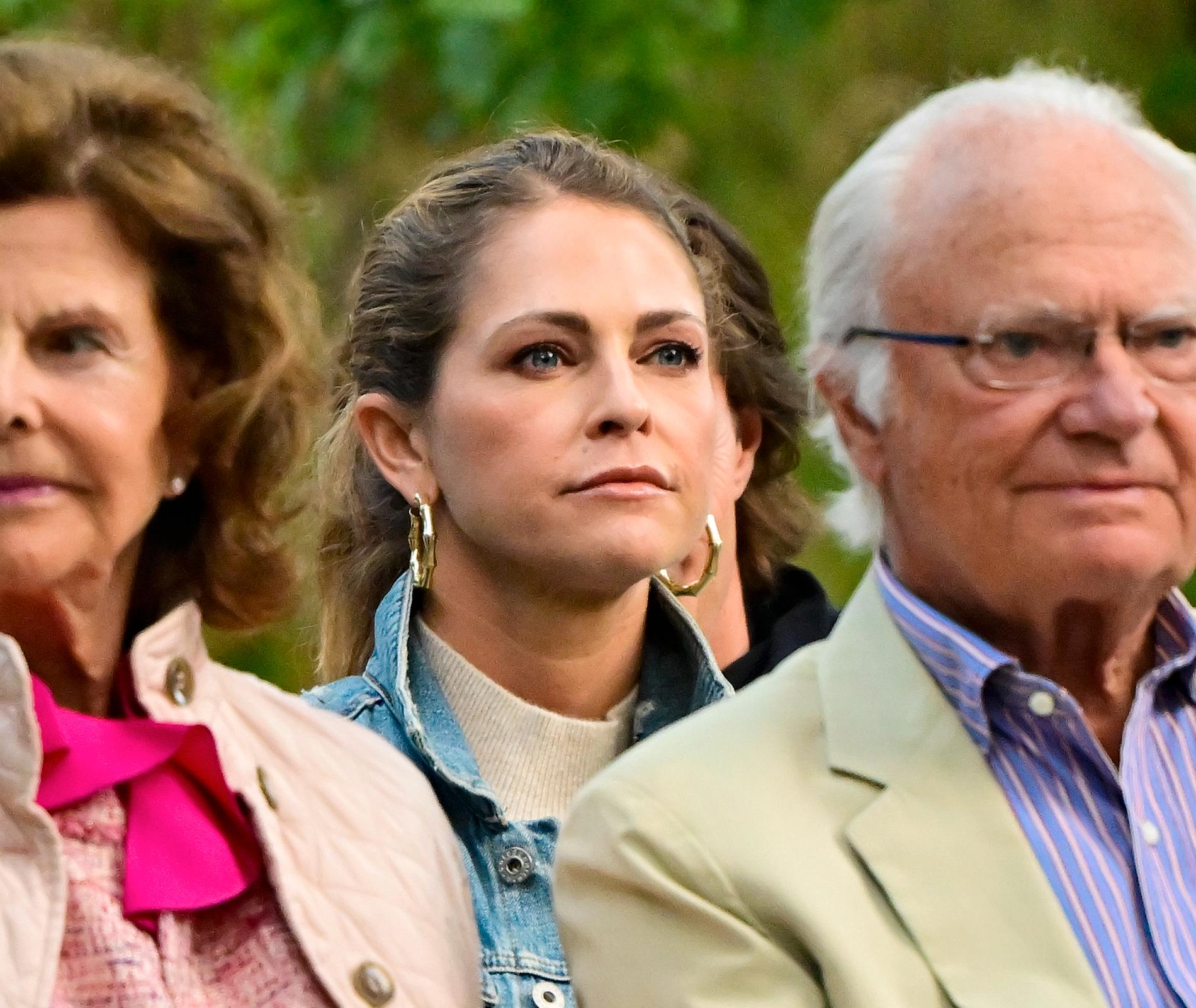 Drottning Silvia, Prinsessan Madeleine, Kung Carl Gustaf på Solliden Sessions i somras. Arkivbild. 