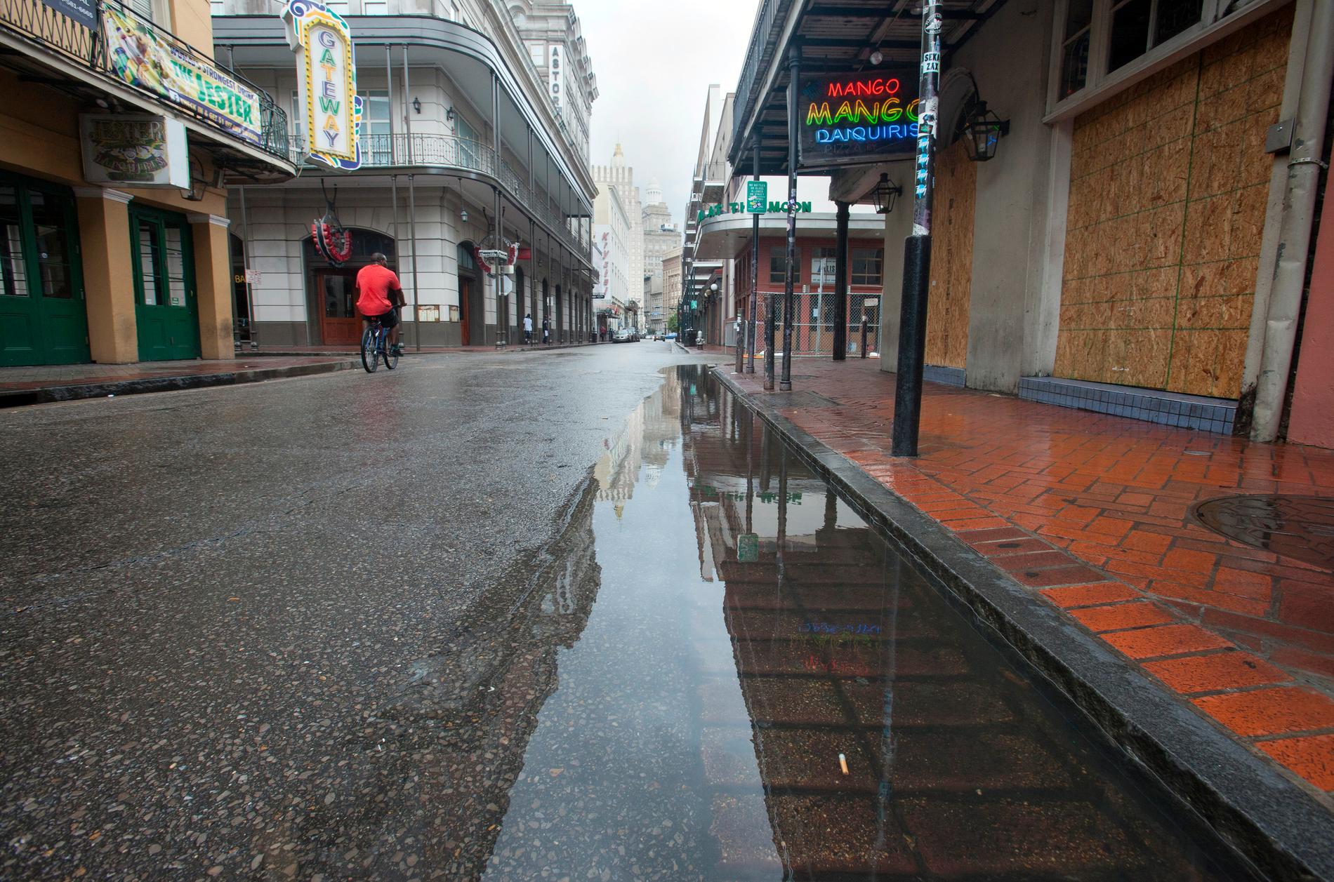 Bourbon Street i de franska kvarteren i New Orleans ligger öde.