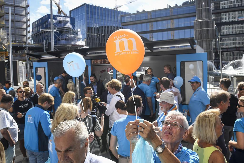 Moderaternas partiledare Ulf Kristersson inviger partiets nationella valstuga, i form av ett tunnelbanetåg med destinationsnamn Framtiden, vid Soltorget i Stockholm.