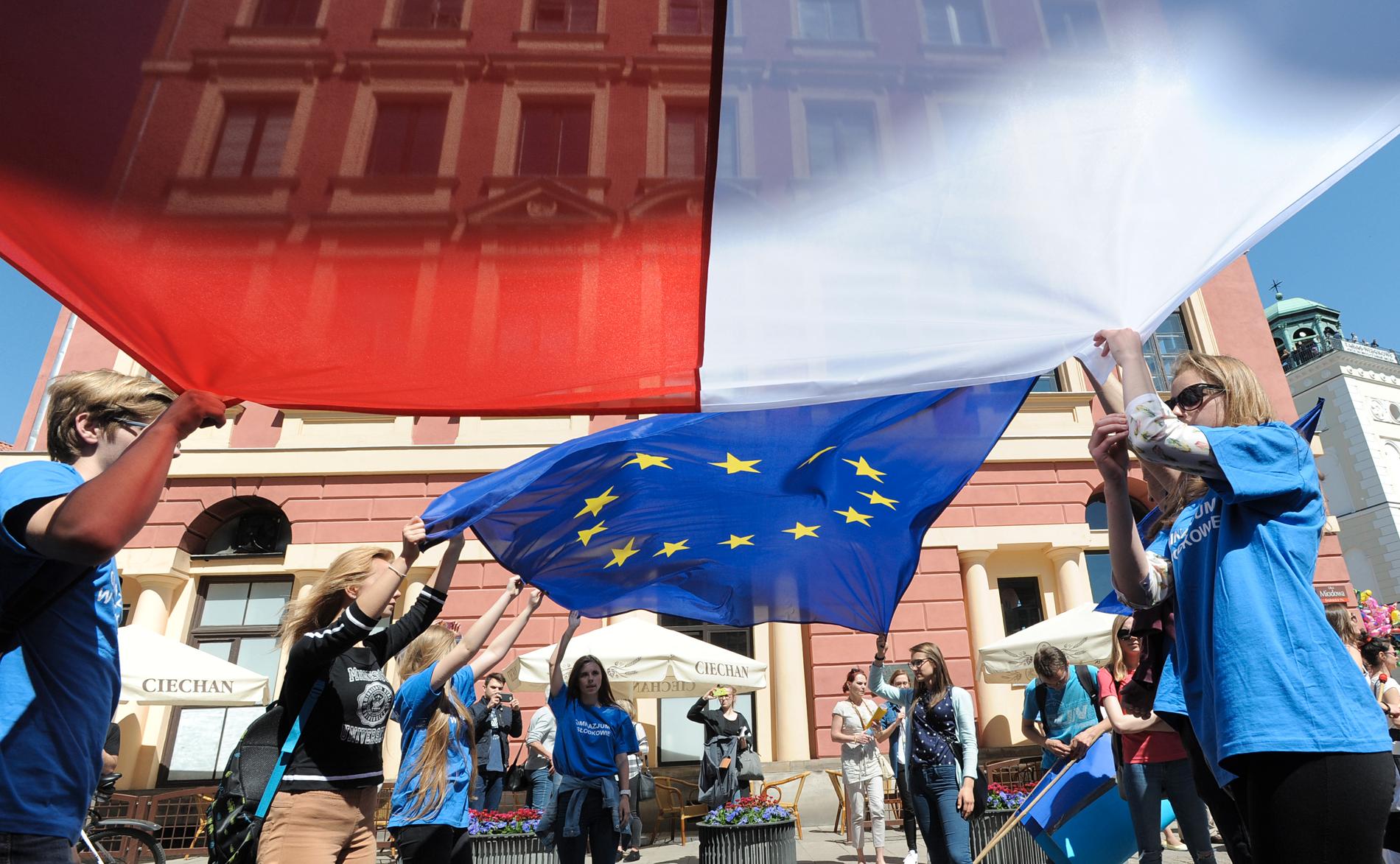 Demonstranterna i Warsawa manifesterar för EU – och emot den utveckling i landet som kallats för odemokratisk.