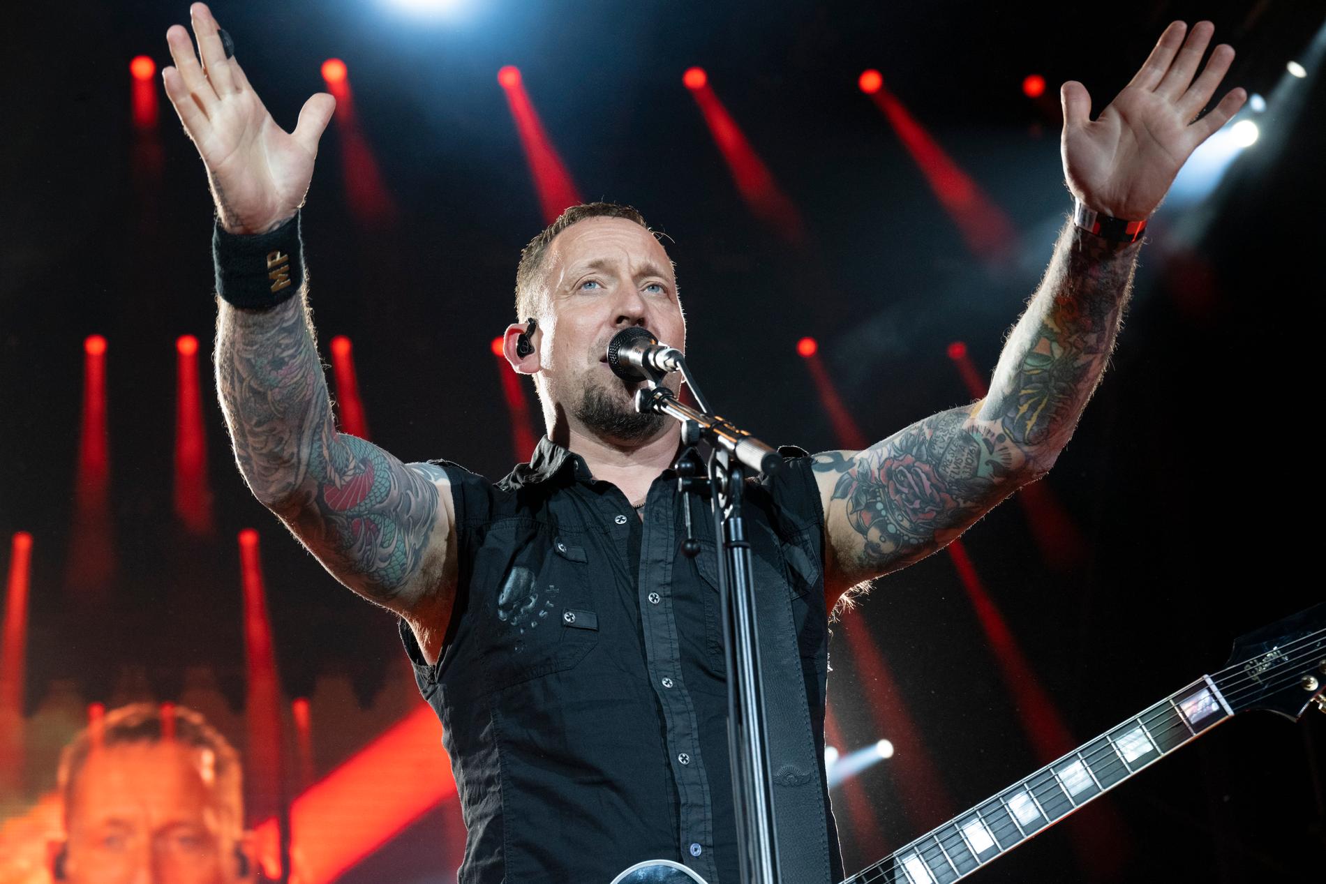 Danska bandet Volbeat med sångaren Michael Poulsen på Festivalscenen under Sweden Rock Festival.