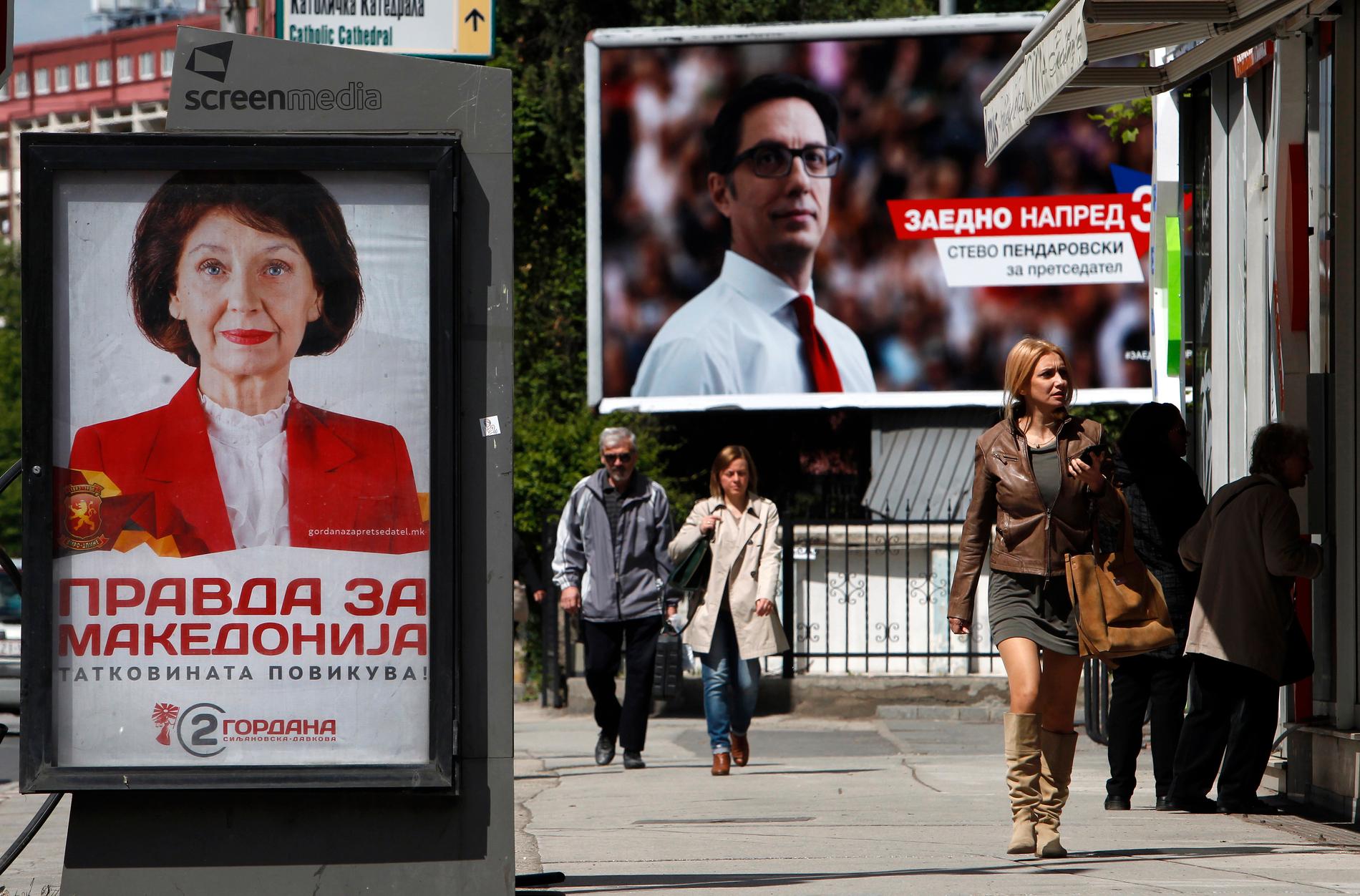 Kampanjaffischer med Gordana Siljanovska-Davkova och Stevo Pendarovski inför den första valomgången i april. Arkivbild.