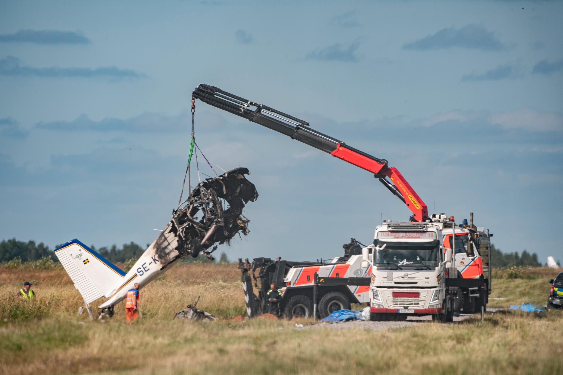 Bärgning av flygplanet som störtade i Örebro där åtta fallskärmshoppare och en pilot dog.