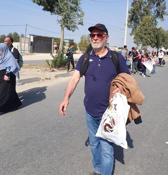 Wallid al-Hallis på väg söderut, mot Rafahövergången, från norra Gaza. 