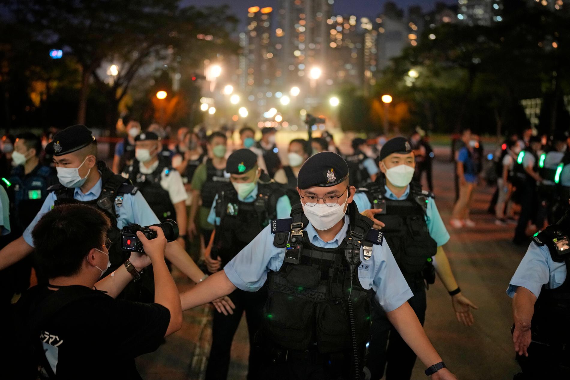 Poliser hindar människor från att ta sig in i Victoria Park i Hongkong under lördagen, som var årsdagen av massakern vid Himmelska fridens torg i Peking 1989. Numera är det förbjudet i Hongkong att hedra offren på årsdagen.