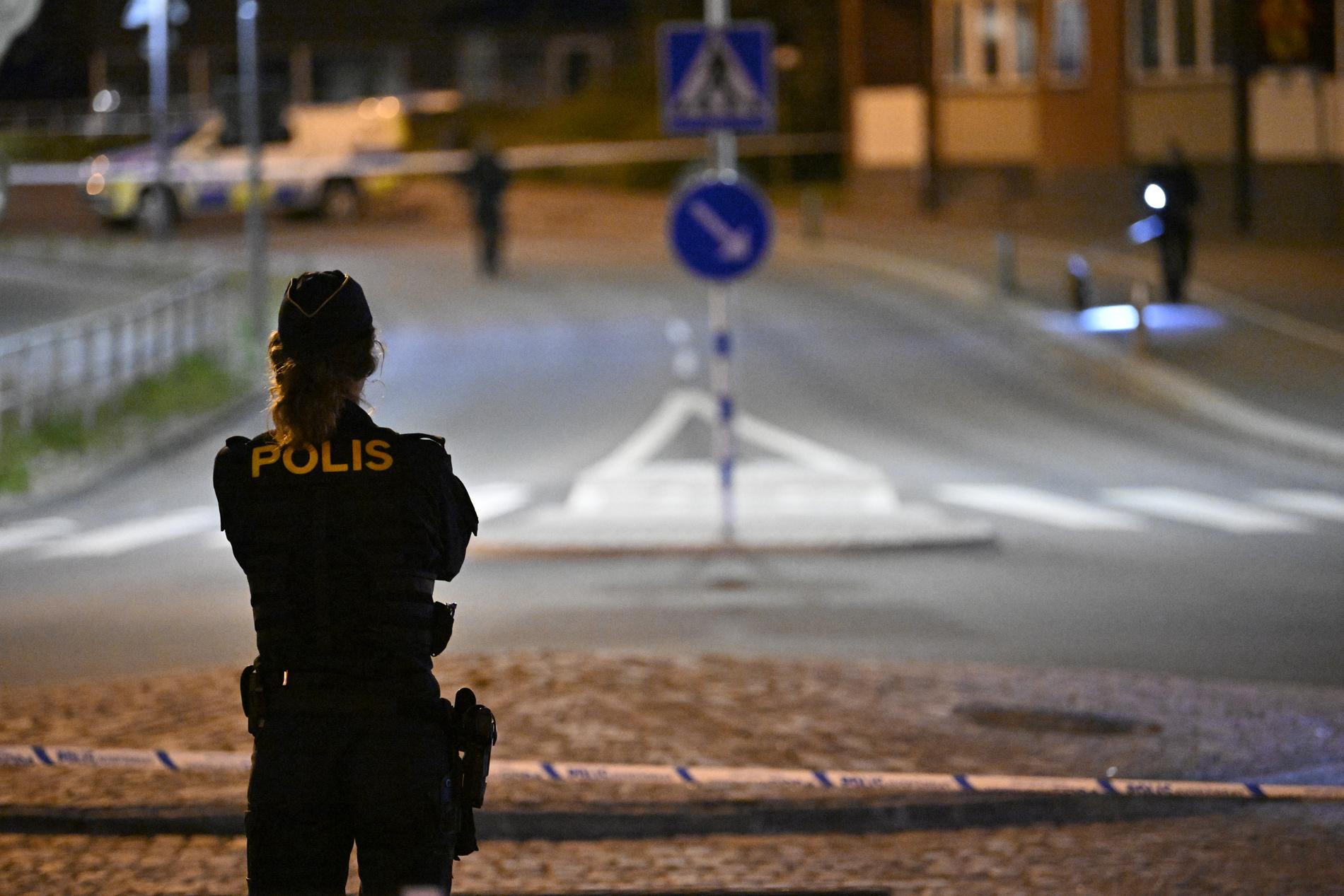 En pojke i tonåren hittades på söndagskvällen skottskadad i centrala Hässleholm.