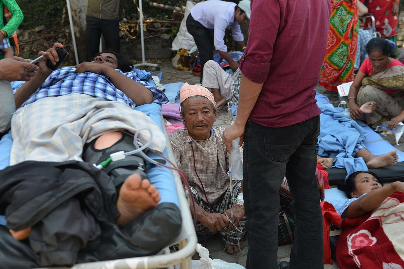 Patienterna hamnade på gatan efter att ett sjukhus utrymdes i Katmandu.