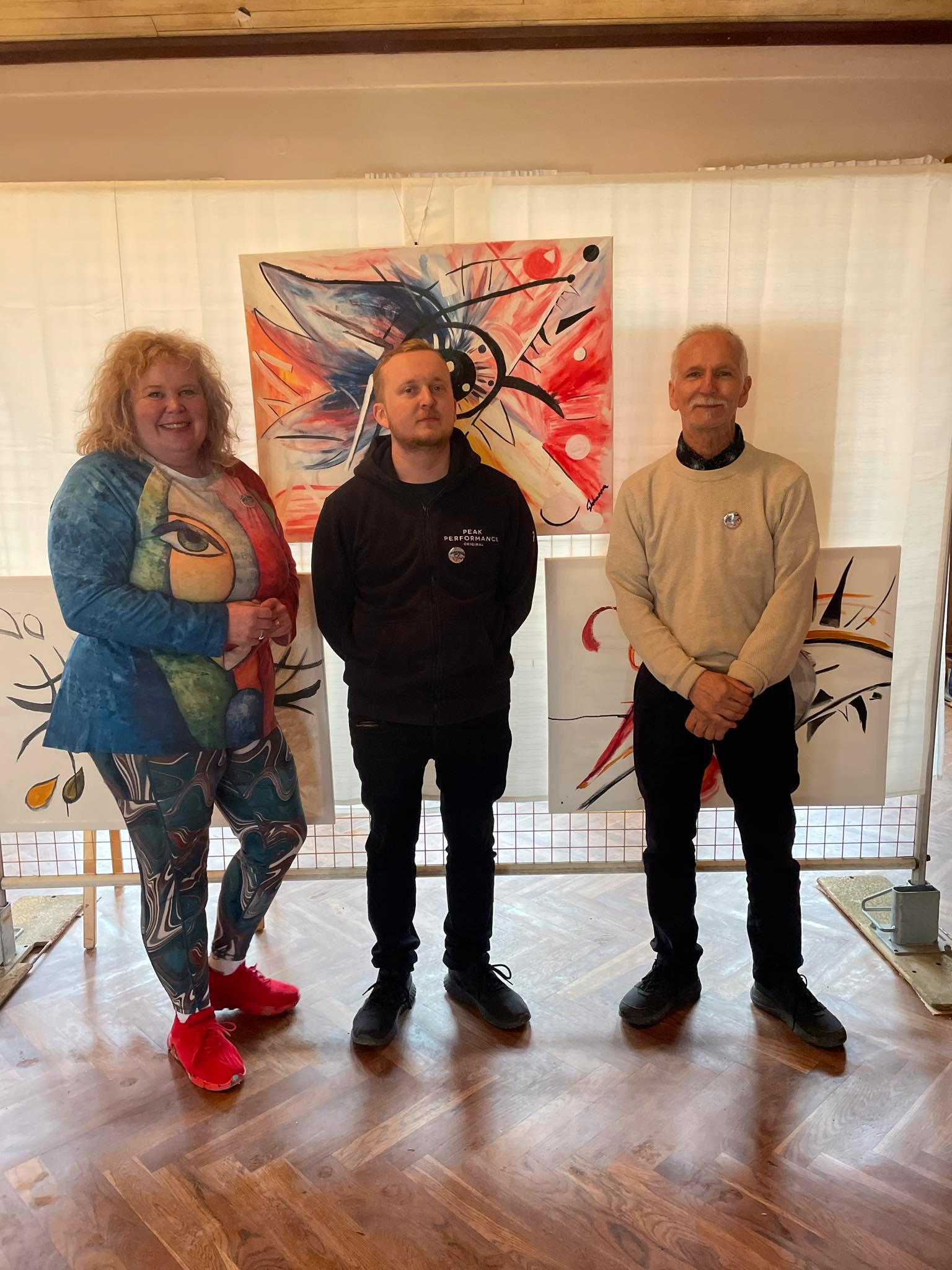 Peter och hans föräldrar på Johannas utställning i påskas.