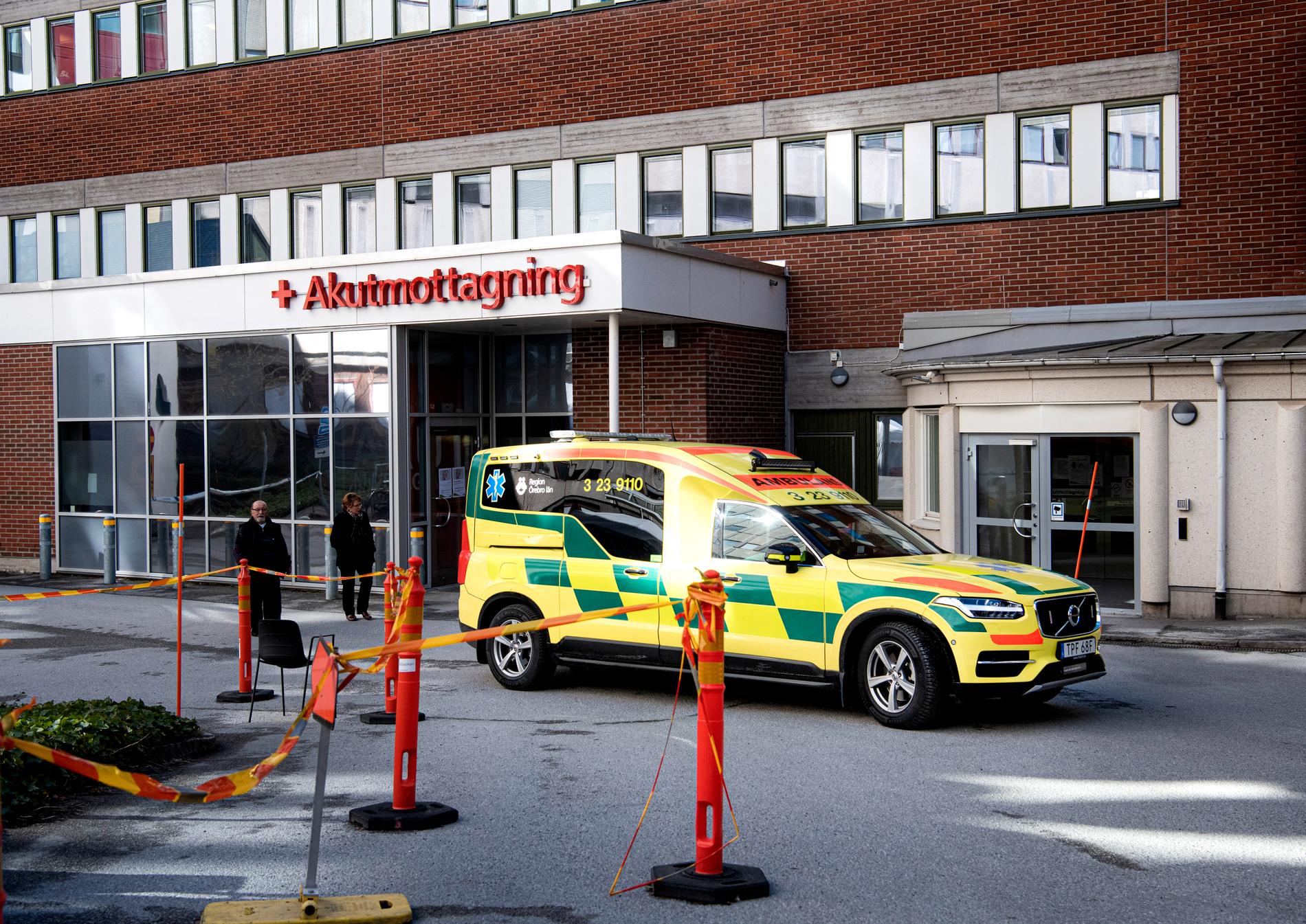 Ambulans utanflör akutmottagningen vid universitetssjukhuset i Örebro.