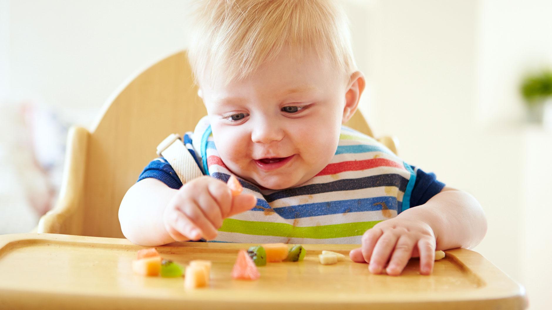 Ett sätt att få barn som inte vill äta att få i sig lite mat är att låta barnet äta själv i den mån det går. 