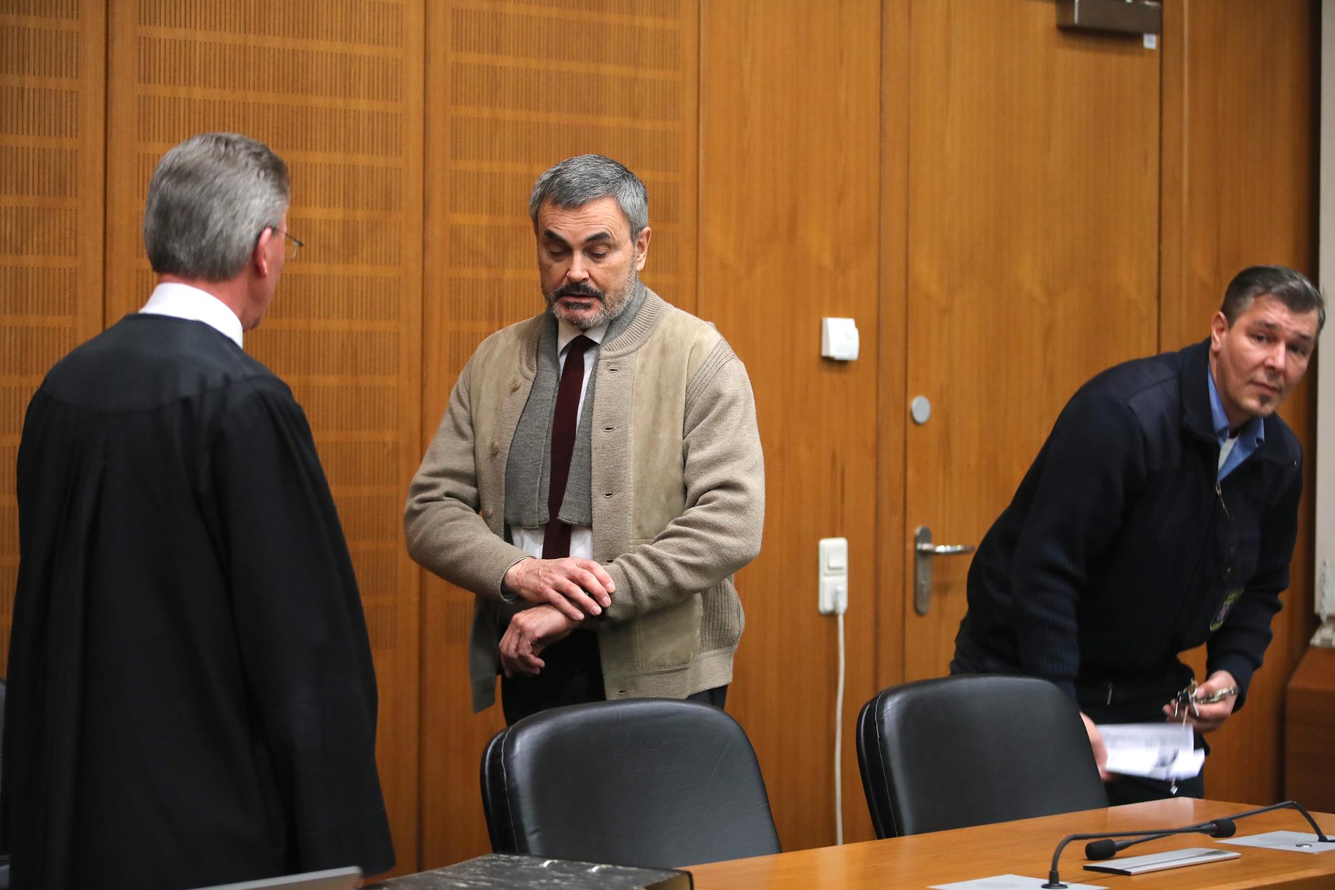John Ausonius blir av med handfängslen i rättssalen i Tyskland.