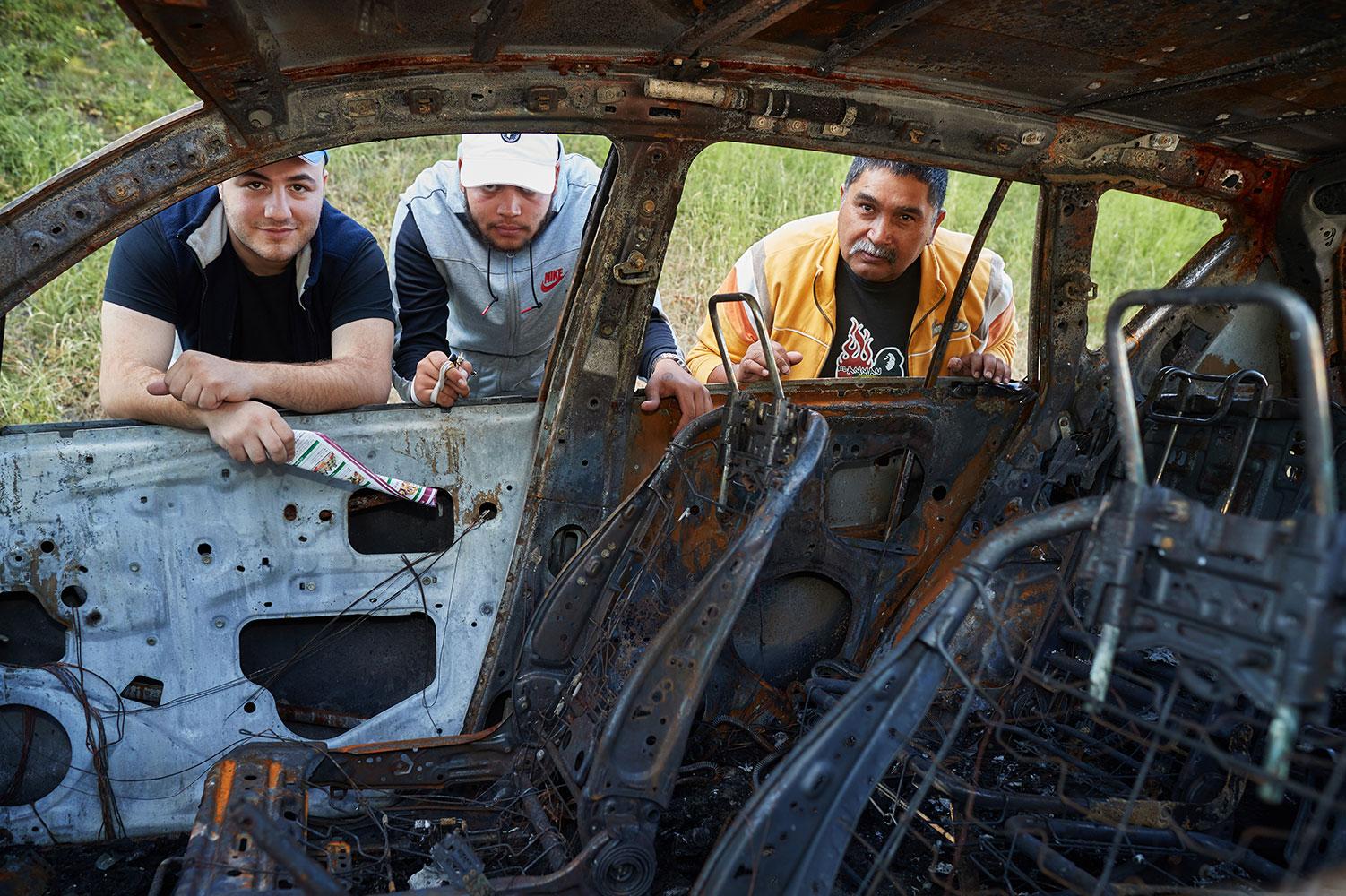 Hussein, Yosef och JUan är fritidsledare i Malmö. Hussein fick se sig egen bil brinna upp.