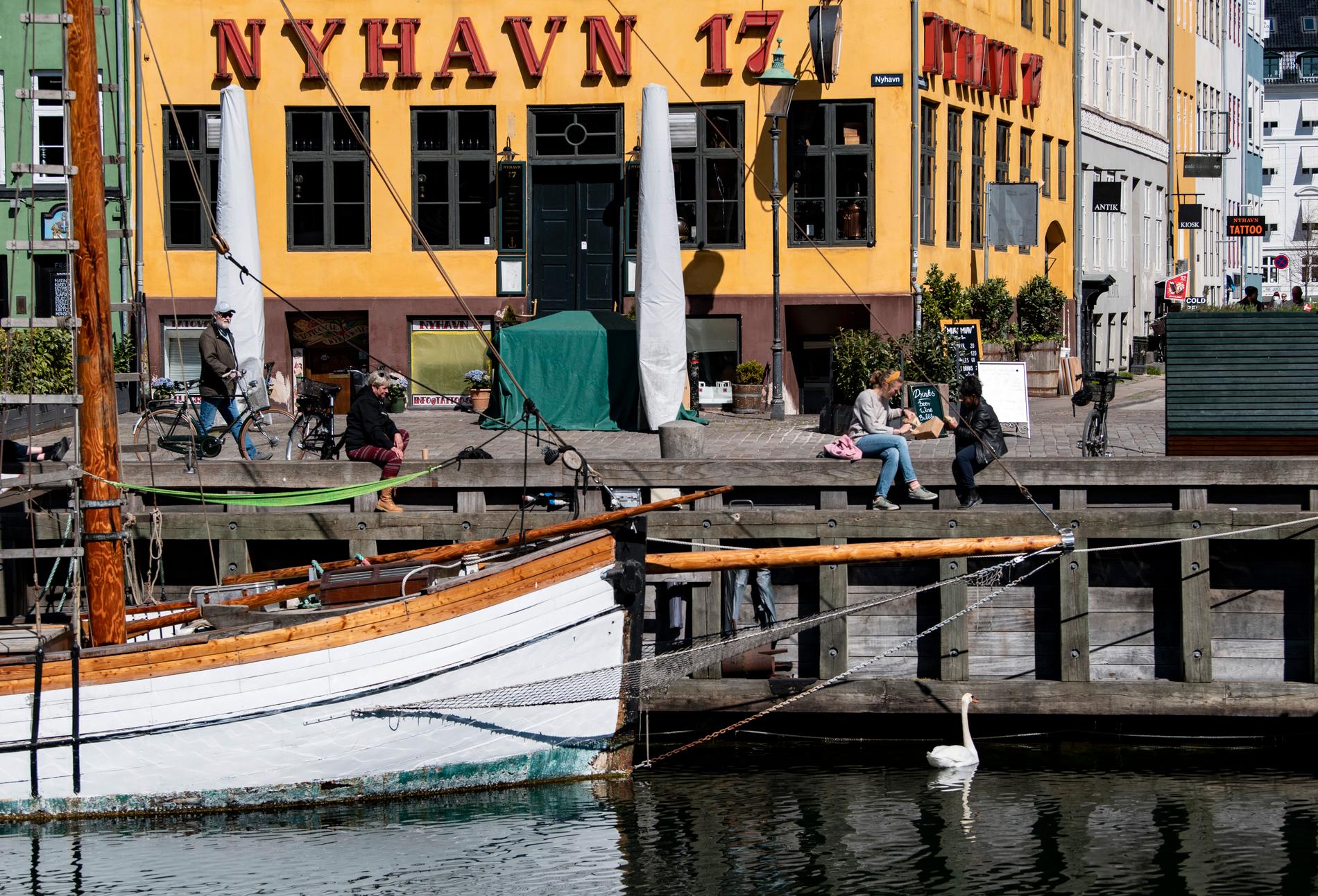 Stängda restauranger och barer i ett vanligtvis myllrande Nyhavn i Köpenhamn. Arkivbild.
