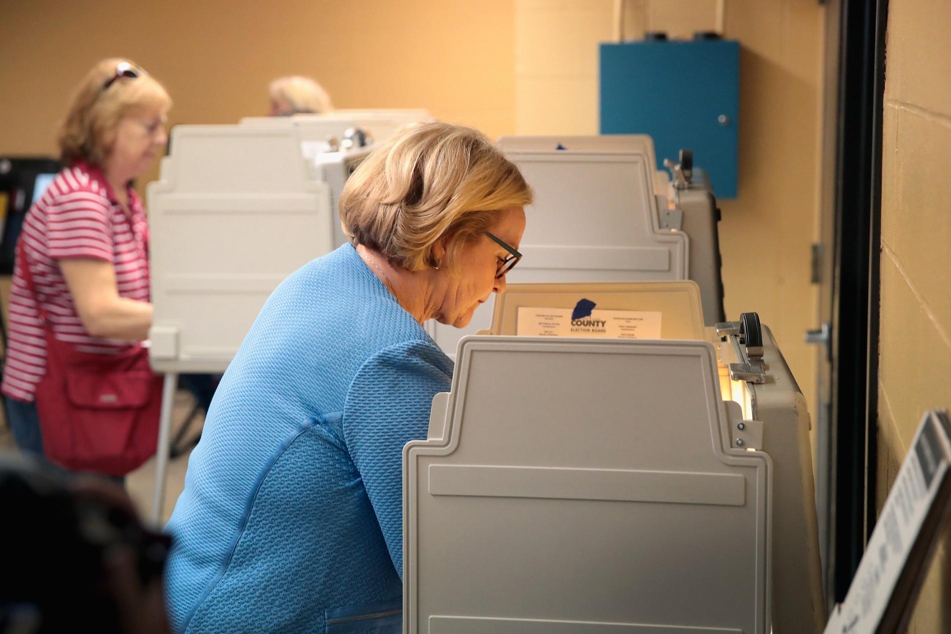 Senatorn Claire McCaskill (D), röstar – troligtvis på sig själv – i Kirkwood i delstaten Missouri, som hon representerar.