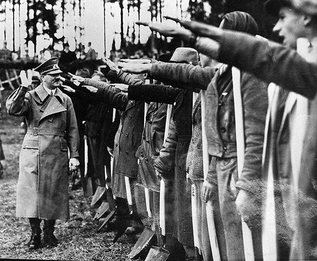 Adolf Hitler hälsar på arbetare under bygget av autobahn i Tyskland vid mitten av 1930-talet.