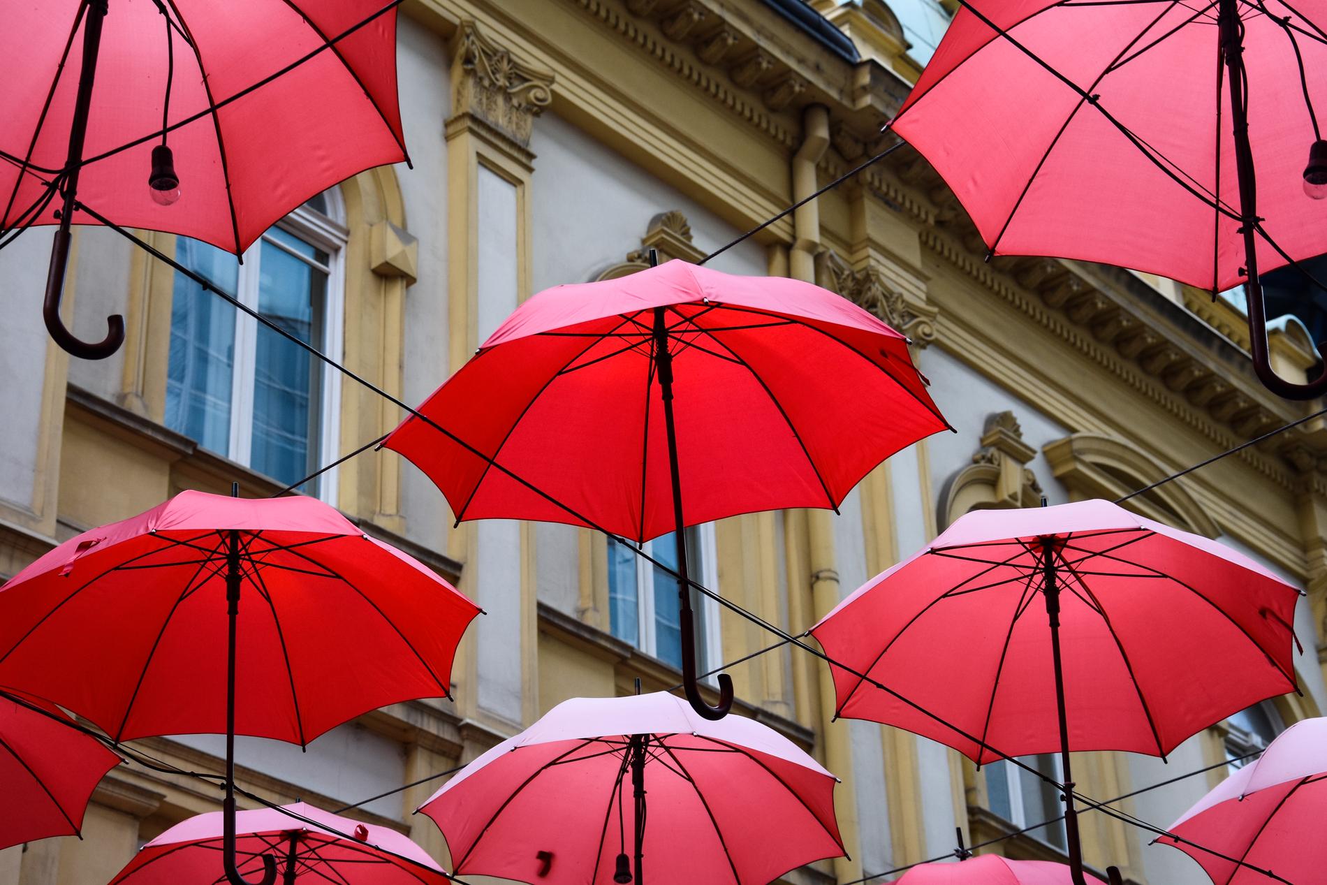 Manufactura har en uteservering där besökarna sitter under dessa röda paraplyer. Men många förbipasserade kommer att fotografera paraplyerna, och i förlängningen dig. 