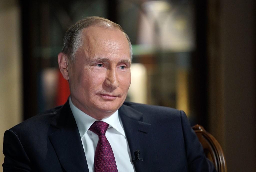 Rysslands president Vladimir Putin avfärdar anklagelser om att han sanktionerat attacker mot USA:s valprocess. 