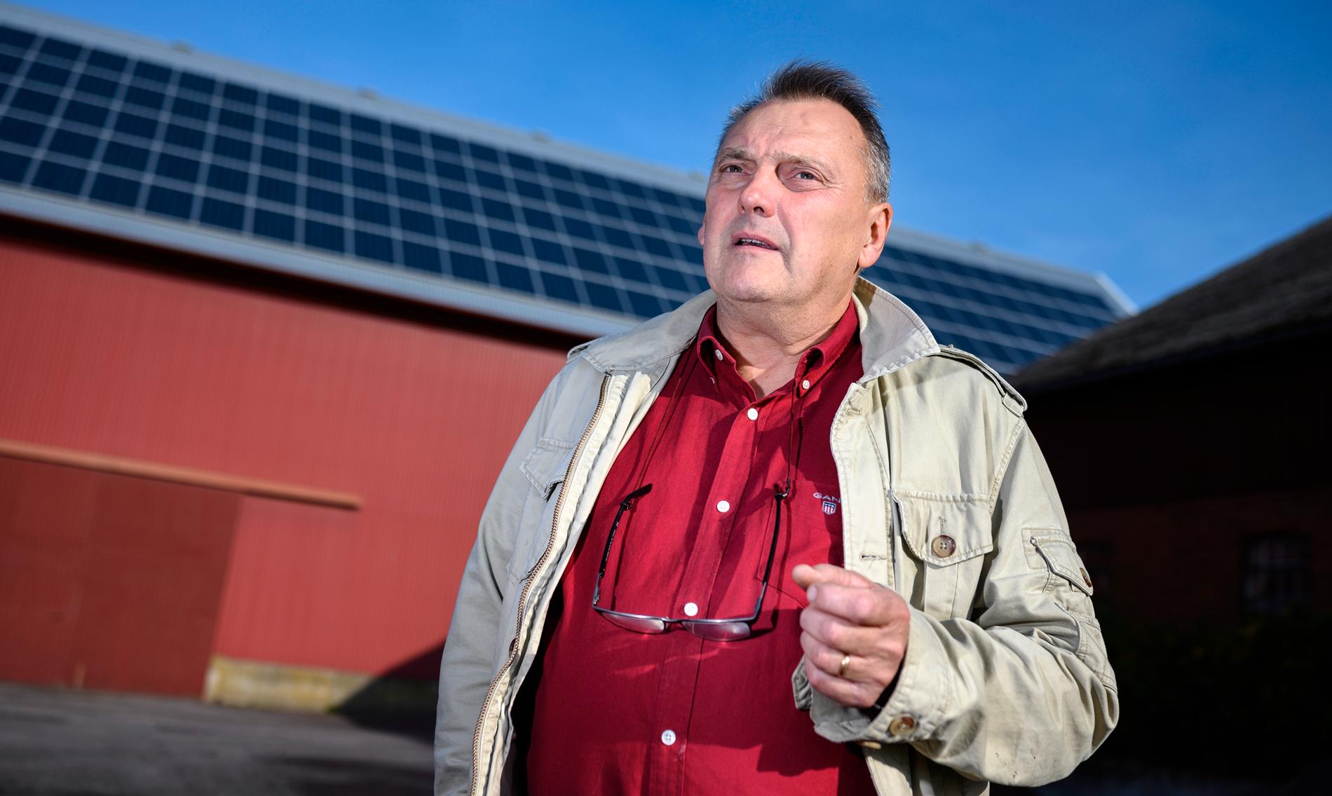 Bo Mårtensson på Brandstad gård utanför Sjöbo tycker det funkar bra med luftburet nät. Han kan tänka sig fiber, men hittills har han klarat att sköta sina företag, sitt lantbruk samt sina solceller utan fiberuppkoppling.