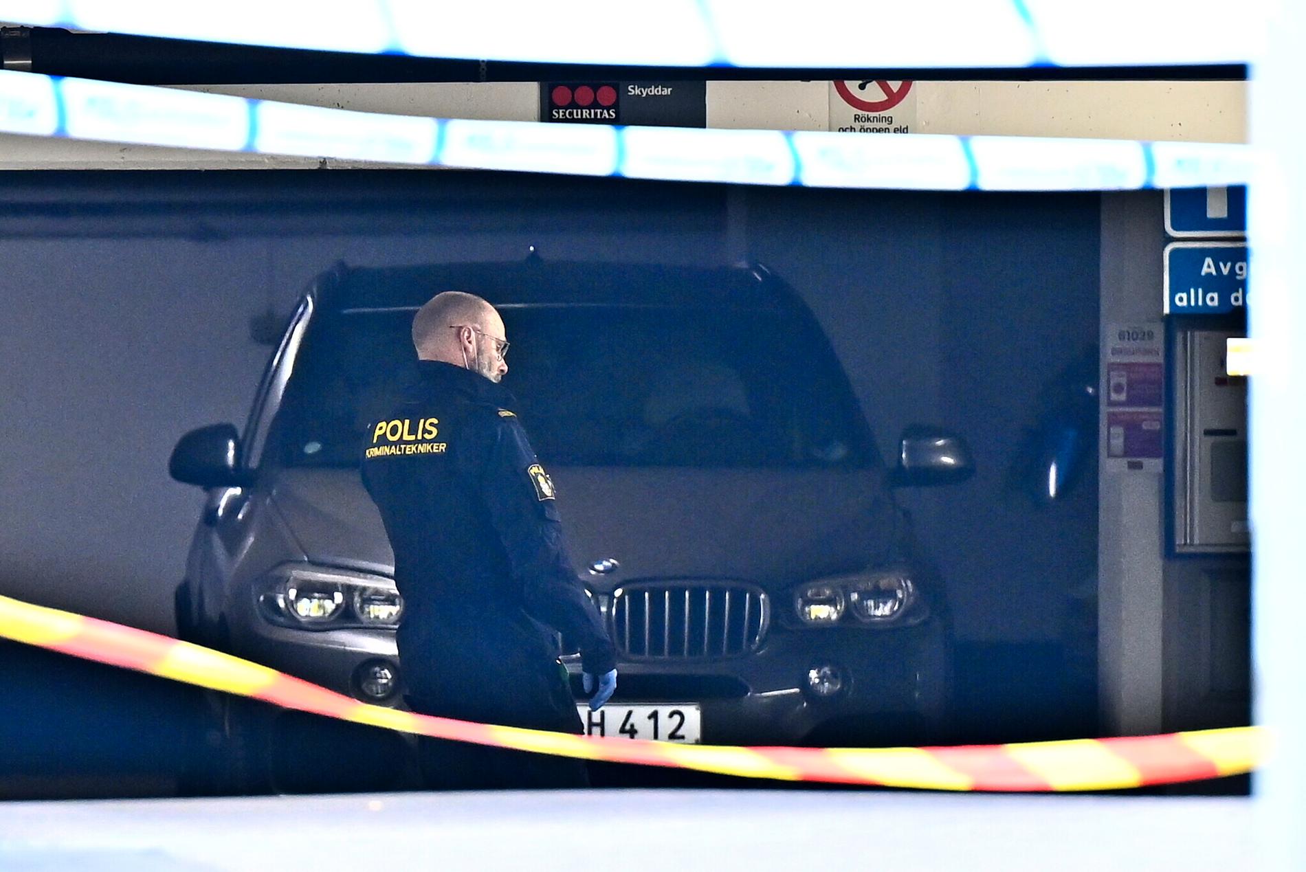  Polisens tekniker i ett allmänt parkeringsgarage i Karlshamn där en man hittades med en skottskada.