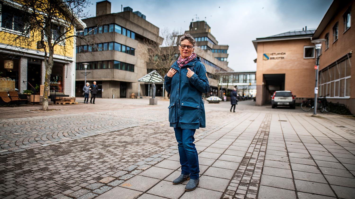 Inger Andersson försökte stoppa nynazister som demonstrerade i Vetlanda. Hon blev omkullknuffad och fick en hel del skador. Inger är fotograferad på platsen där incidenten inträffade.
