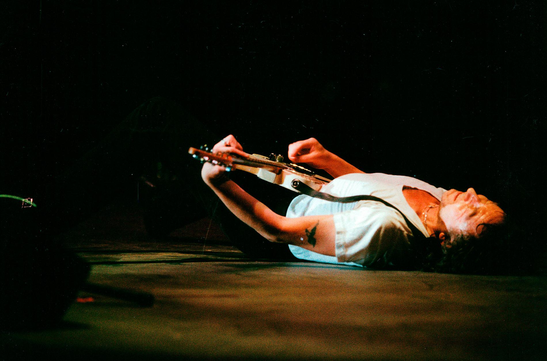 Ulf Lundell i ett extatiskt ögonblick under sin konsert på Globenannexet den 9 december 1993.