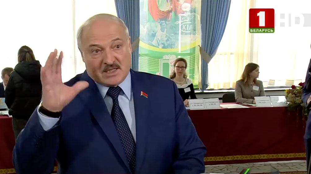 Alexander Lukasjenko gjorde uttalanden i en vallokal.