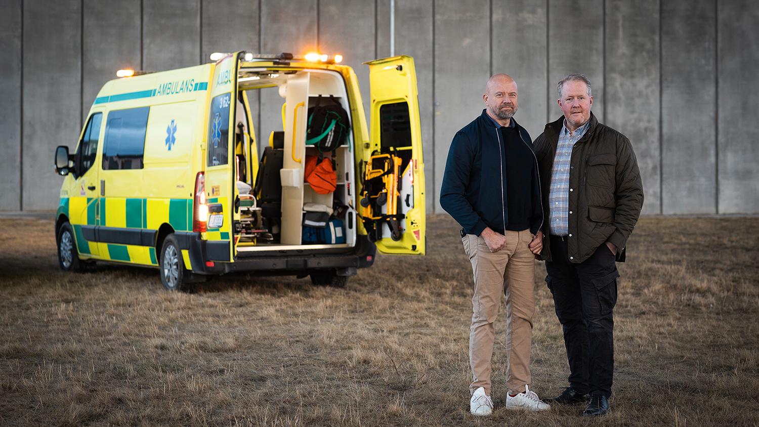 Fredrik Hallstensson, 54, och Frank Olofsson, 53, från Sundsvall står framför en av ambulanserna som ska rädda liv i Ukraina.