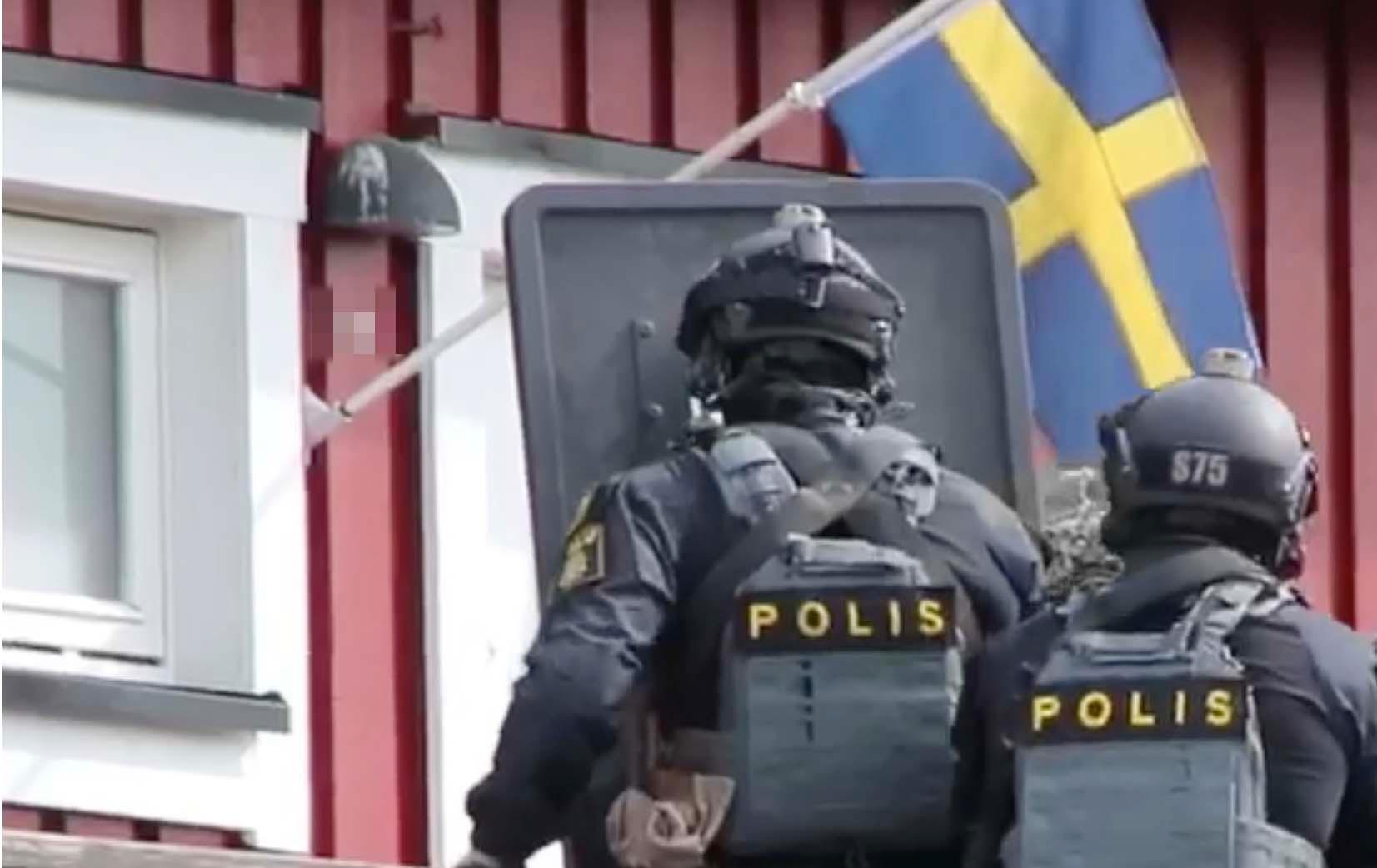Polis på plats i Upplands-Bro efter larm om man med vapen.