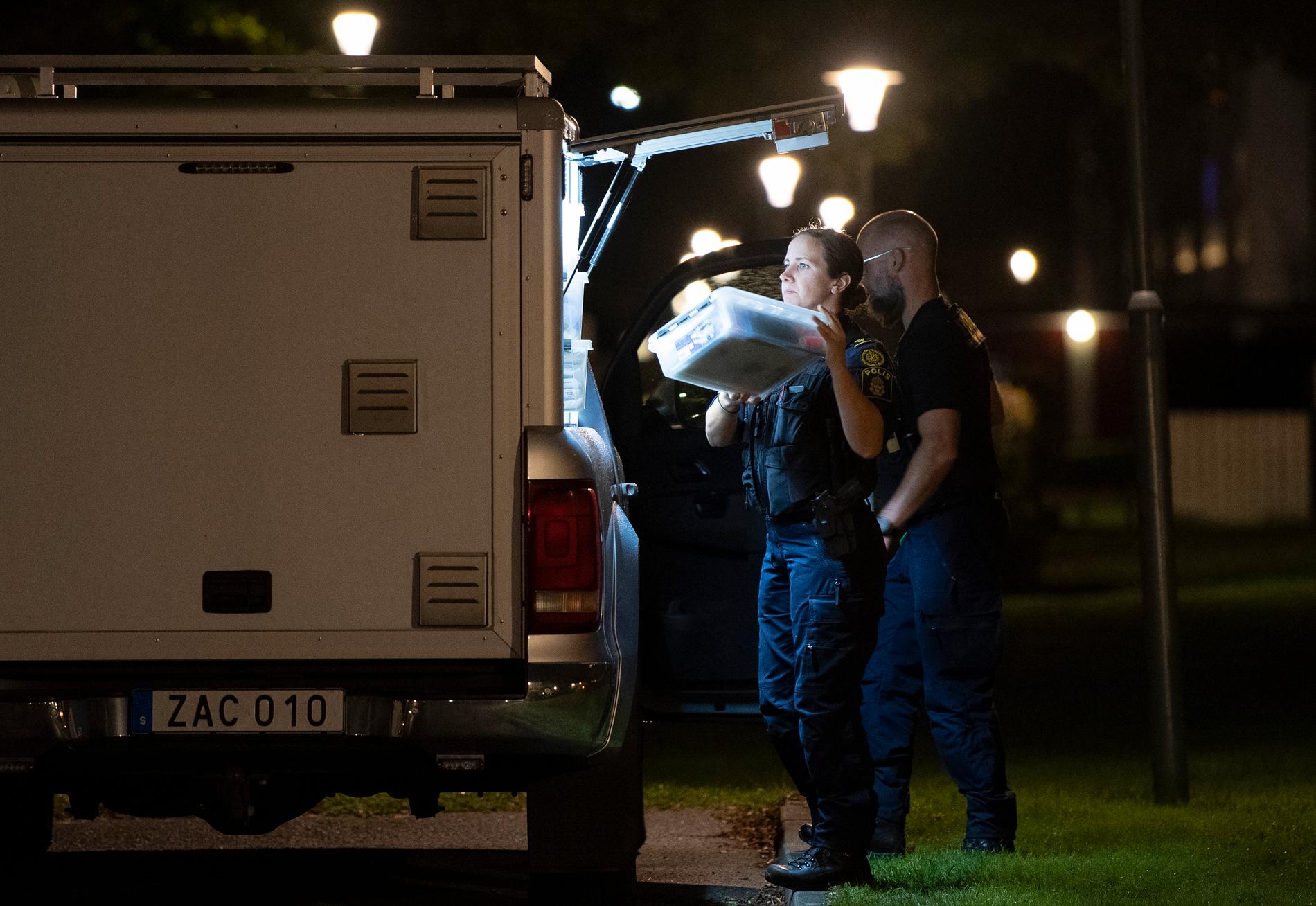Polisens kriminaltekniker på plats efter att en kvinna i 20-årsåldern hittats död i en lägenhet i Kristianstad på söndagen.
