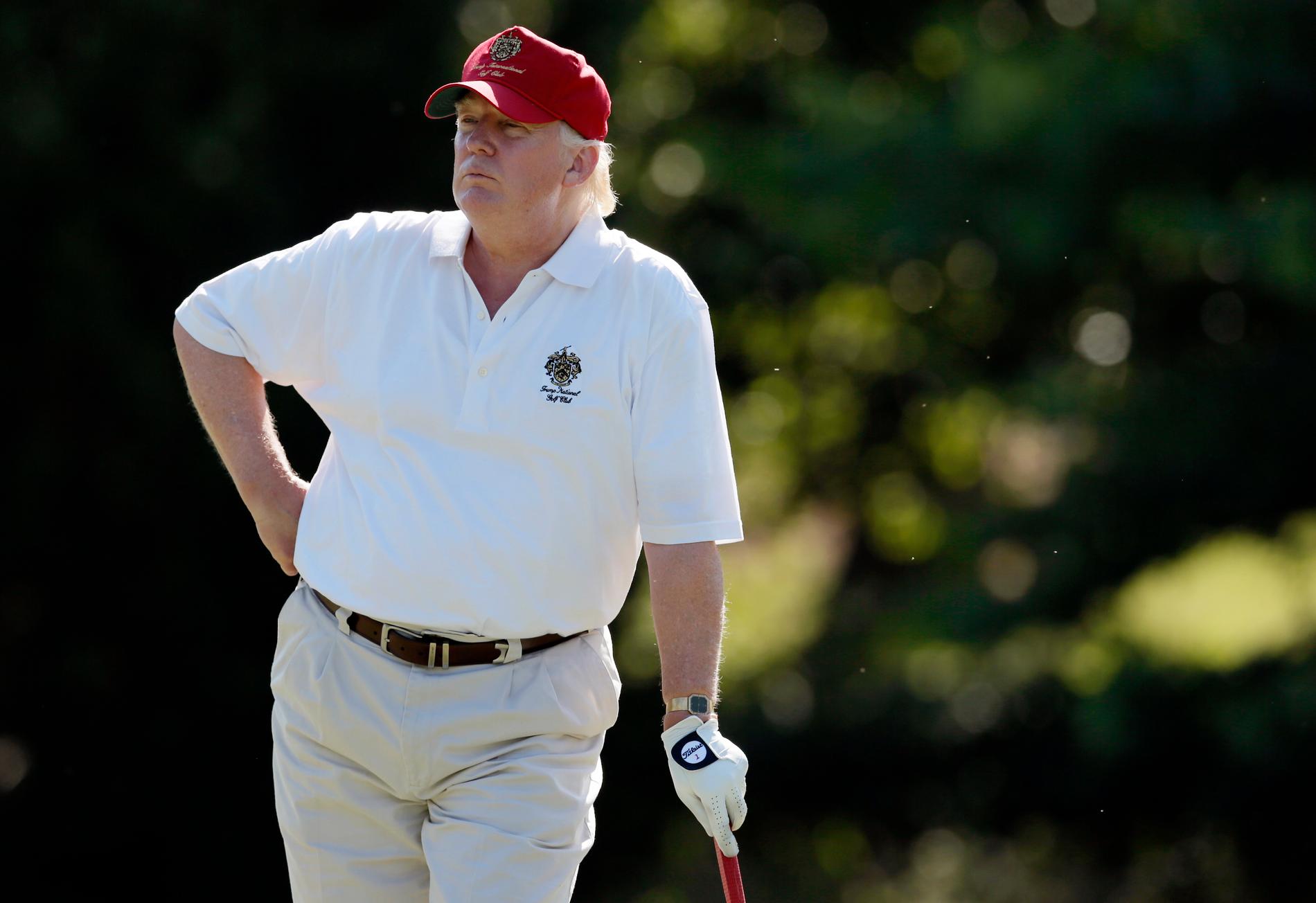 Trump håller sig i skymundan, spelar golf och möter folk i partiet. 