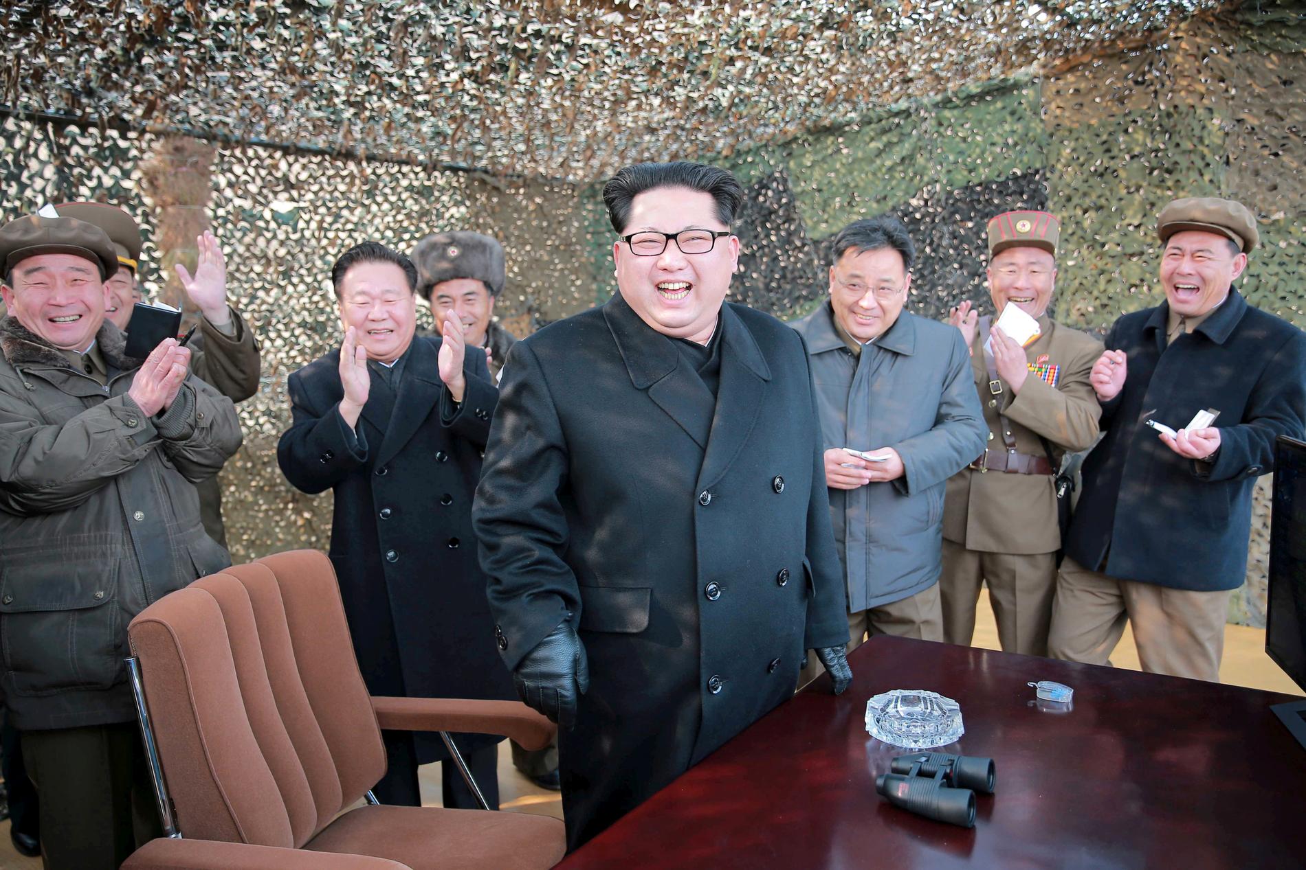 Nordkoreas ledare Kim Jung Un vid ett test att landets missilsystem.