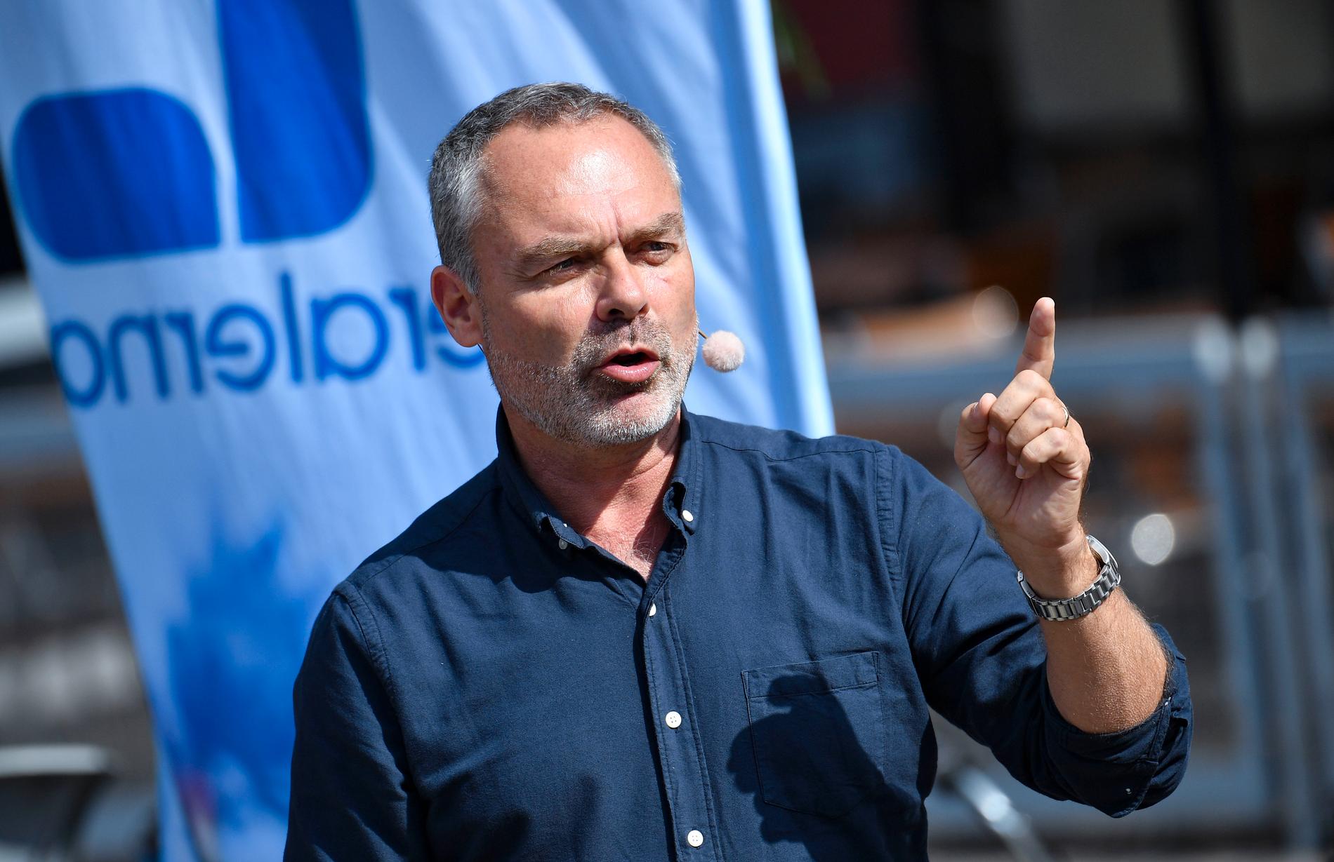 Liberalernas partiledare Jan Björklund talar på Lilla torg i Malmö. I blå skjorta.