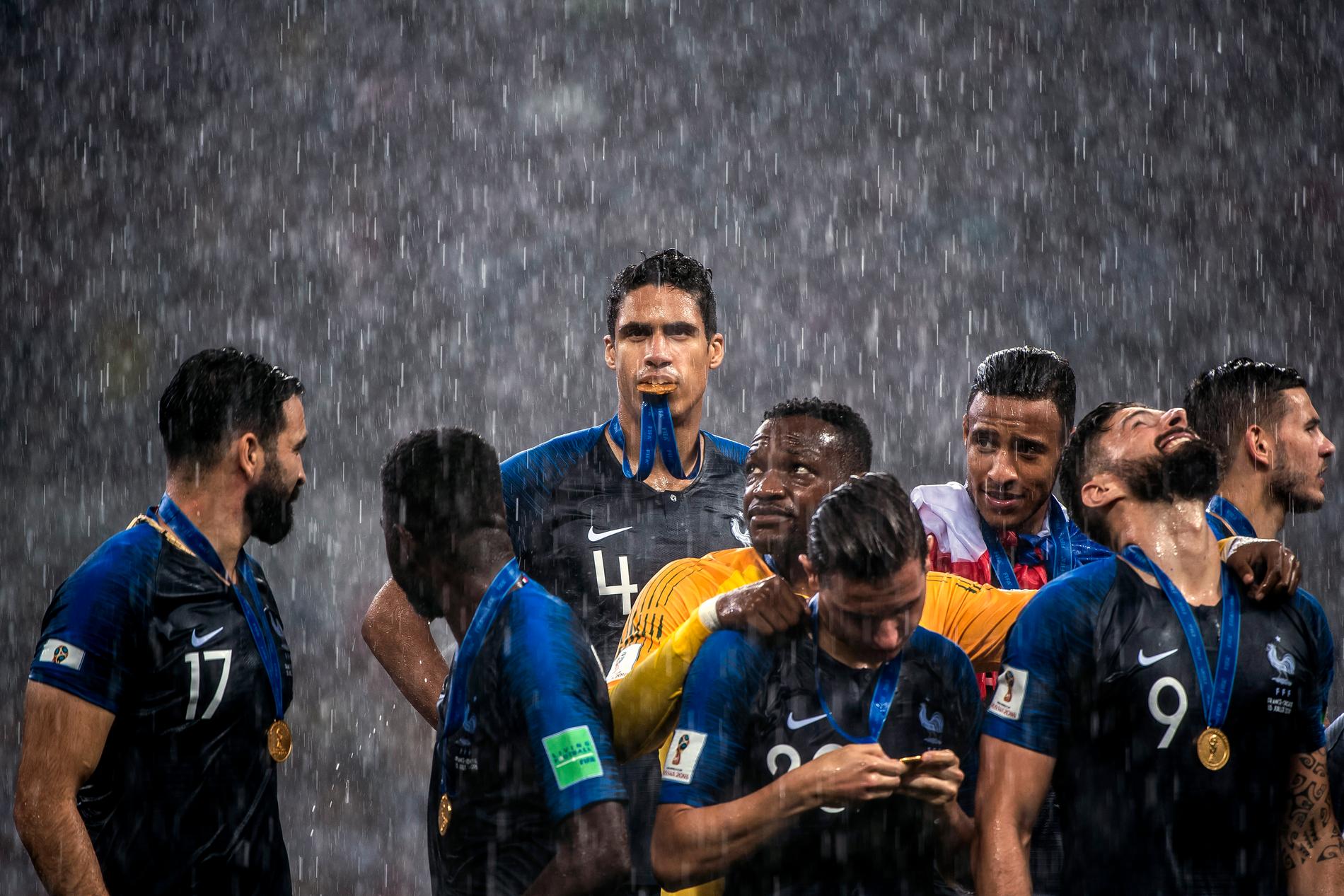 Sportbild feature, 2-a pris: Raphael Varane firar VM-guldet tillsammans med lagkamrater efter att Frankrike besegrat Kroatien i finalen med 4-2 vid fotbolls-VM i Ryssland.