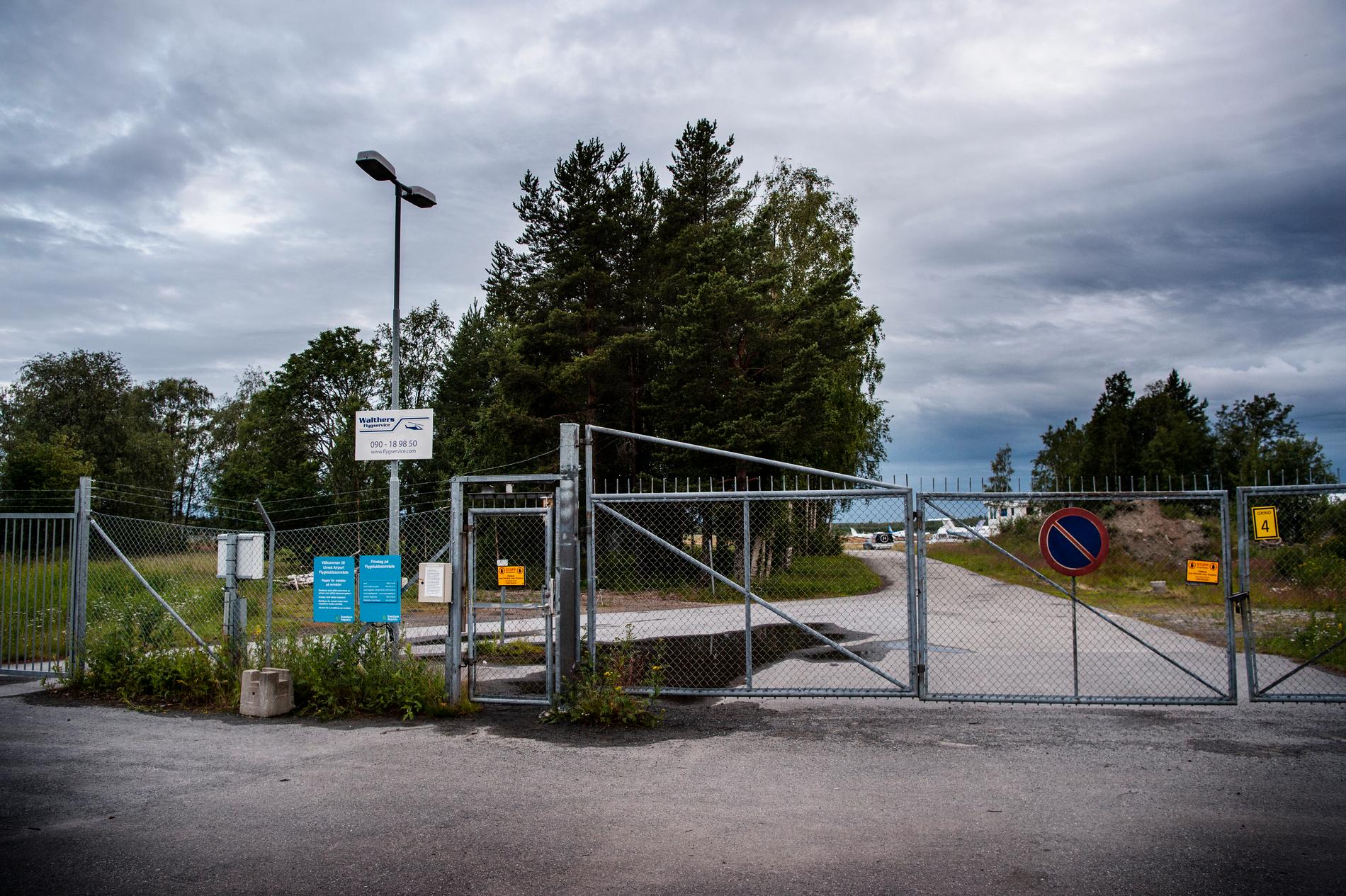 Ingången till Fallskärmsklubben på flygplatsen i Umeå. 