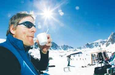 Artikelförfattaren Gunnar Andersson njuter av solen och en kopp kaffe i pisten Grau Roig.
