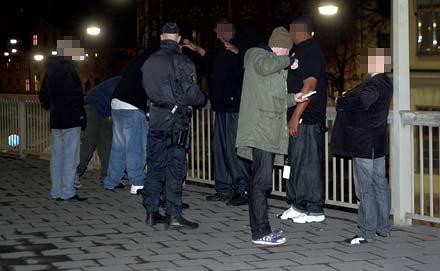 Snoop Doggs livvakter och personal visiterades på plats av polisen.