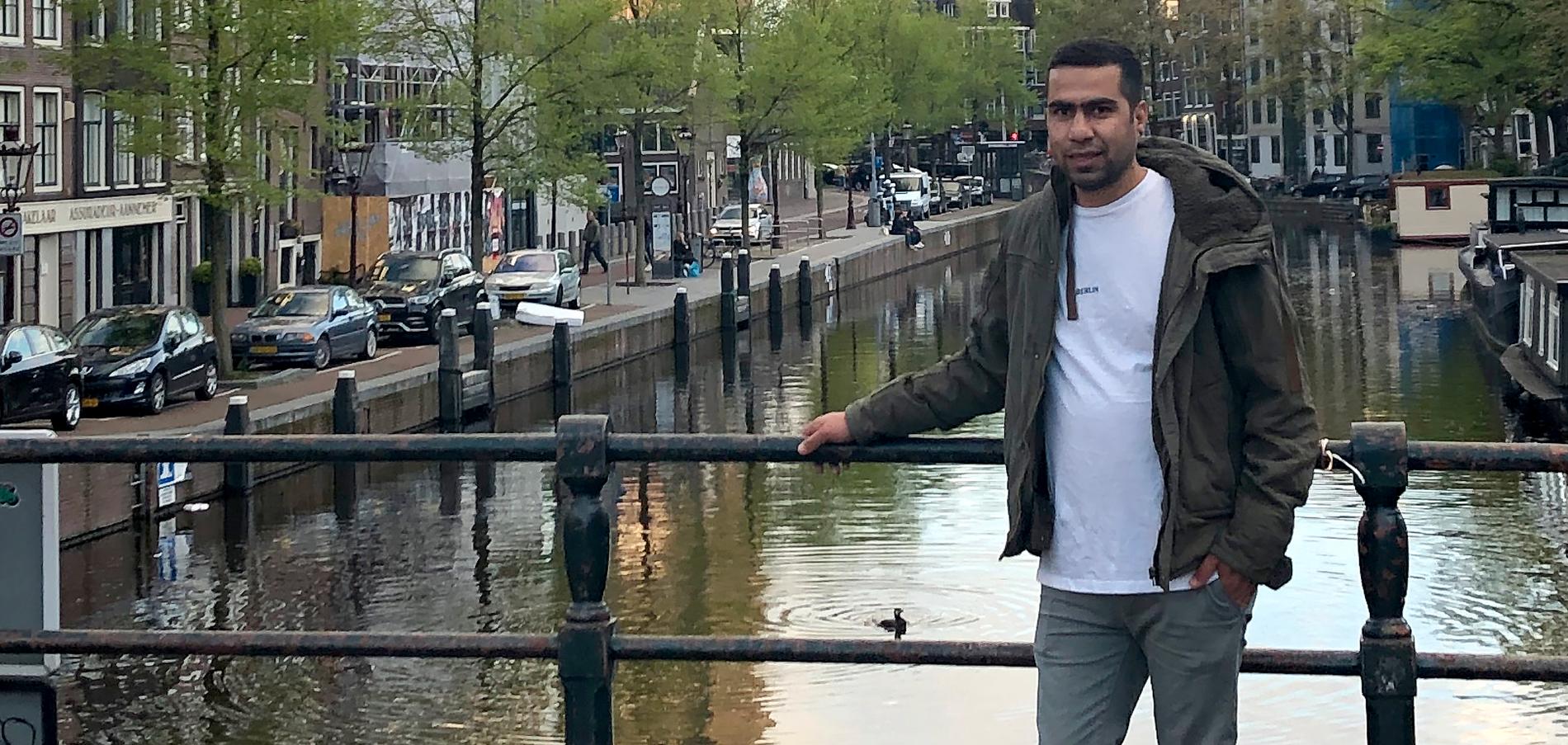 Ashiq Akbary bor nu i Amsterdam.