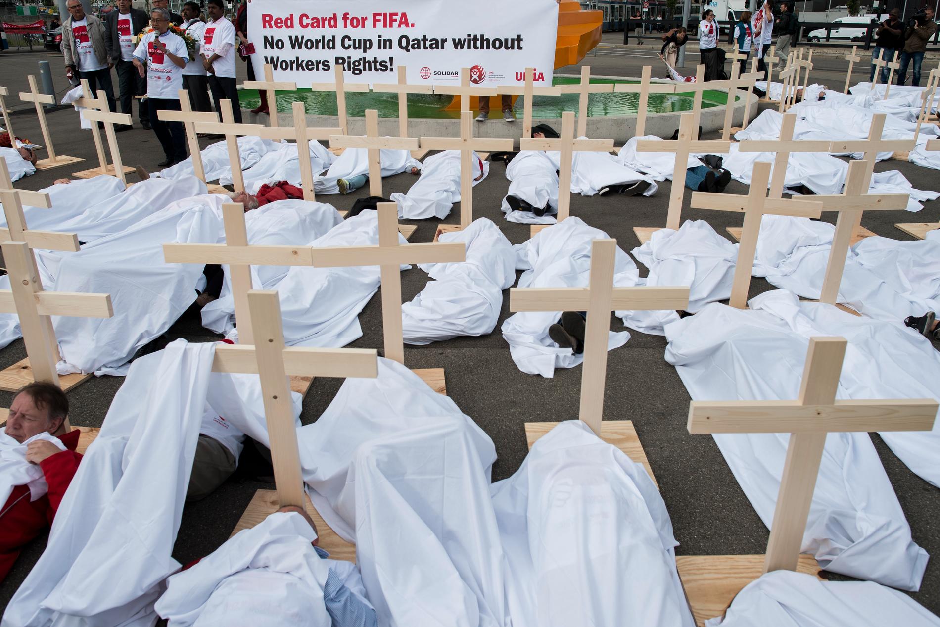 Aktivister protesterar mot fotbolls-VM i Schweiz.  