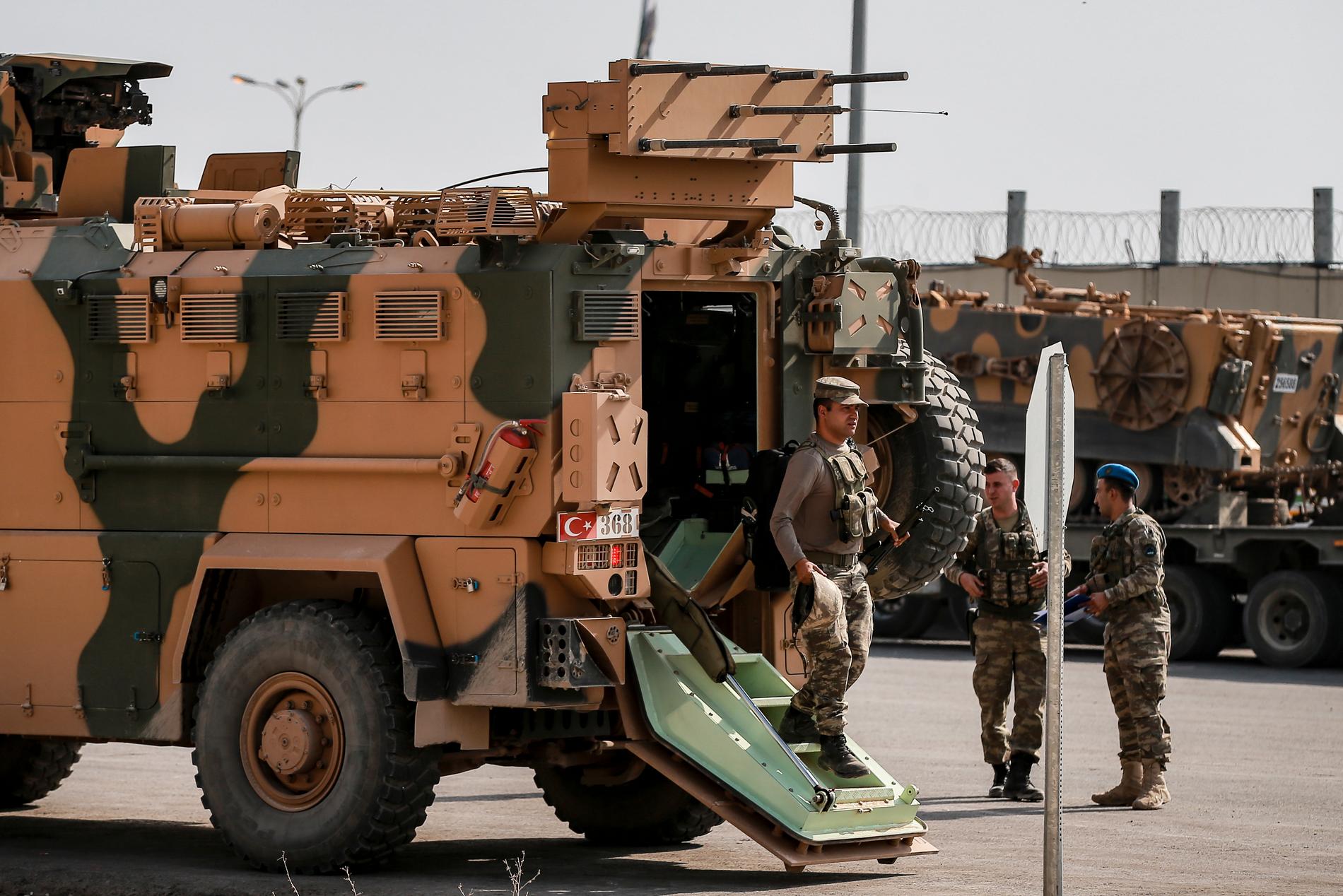 Turkiska soldater förbereder sig för att gå in i Syrien.
