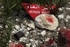 Klusterbomb i upphittad i terräng efter kriget mellan Israel och Libanon 2006.