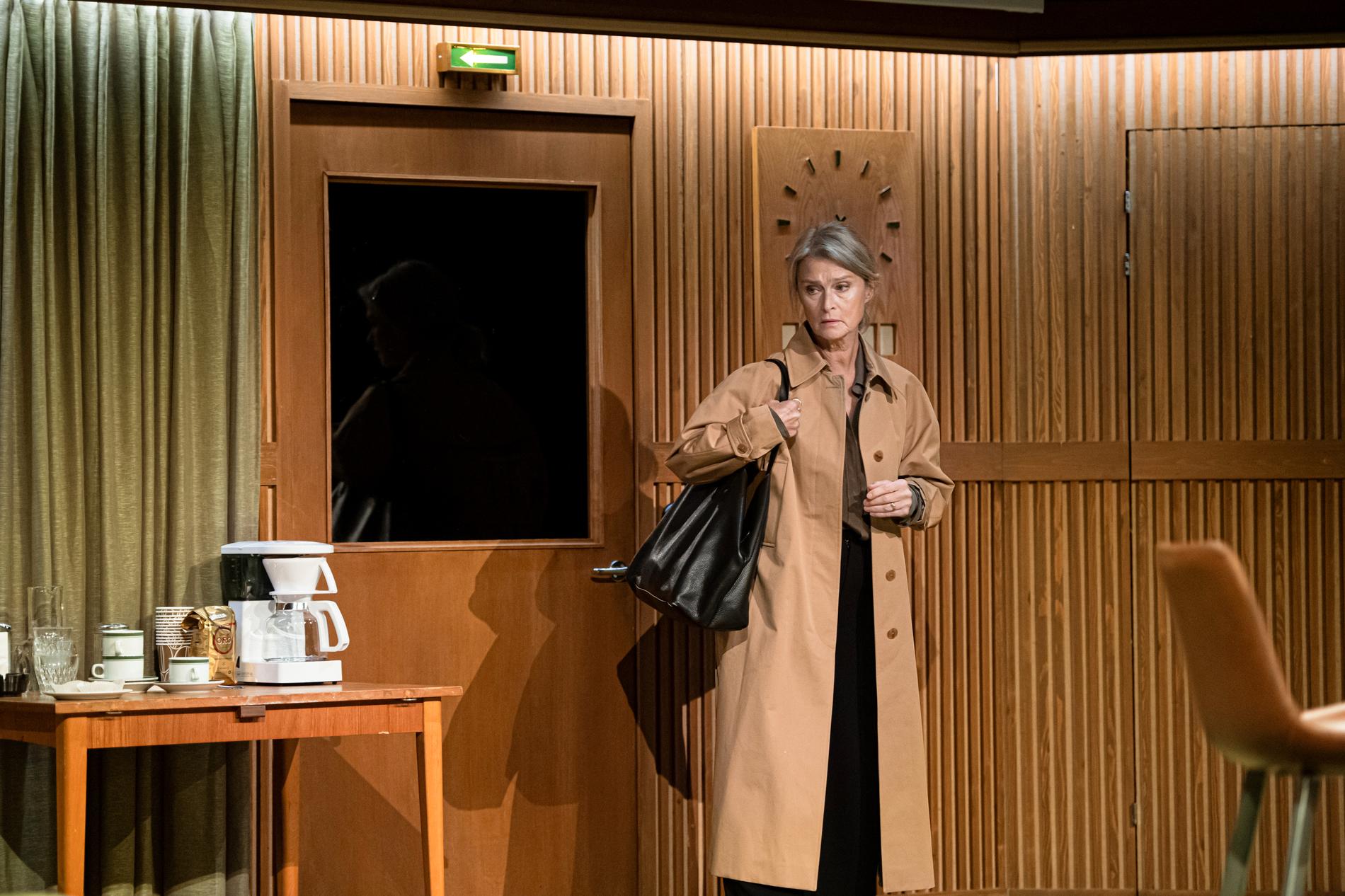 Lena Endre i Thomas Ostermeiers uppsättning av Didier Eribons ”Tillbaka til Reims” på Dramaten.