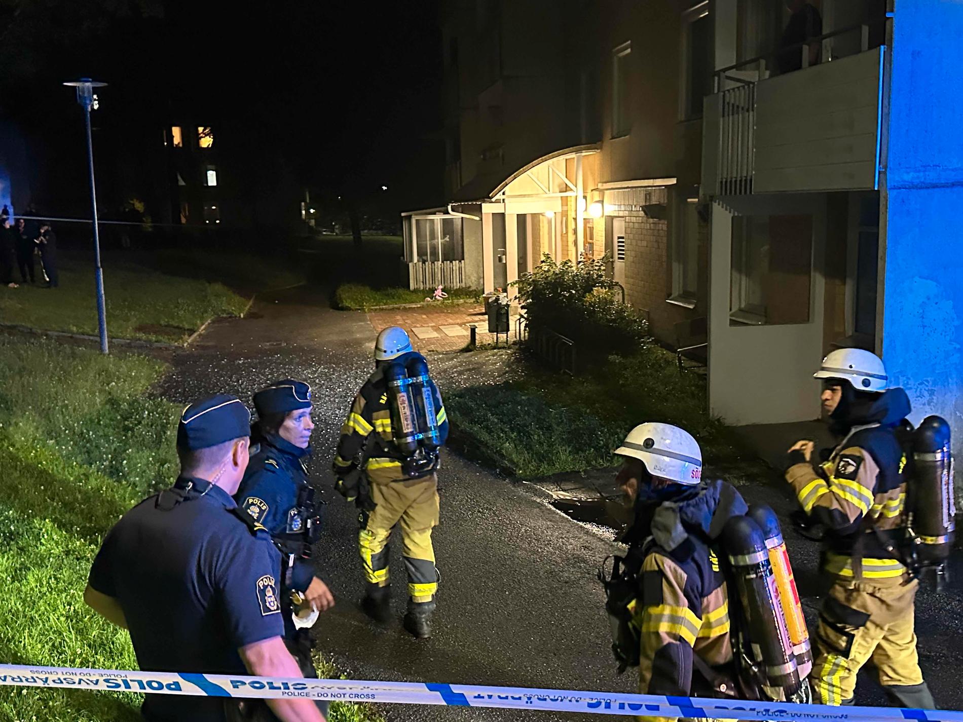 Polis och räddningstjänst på plats vid flerfamiljshuset i Södertälje i natt.
