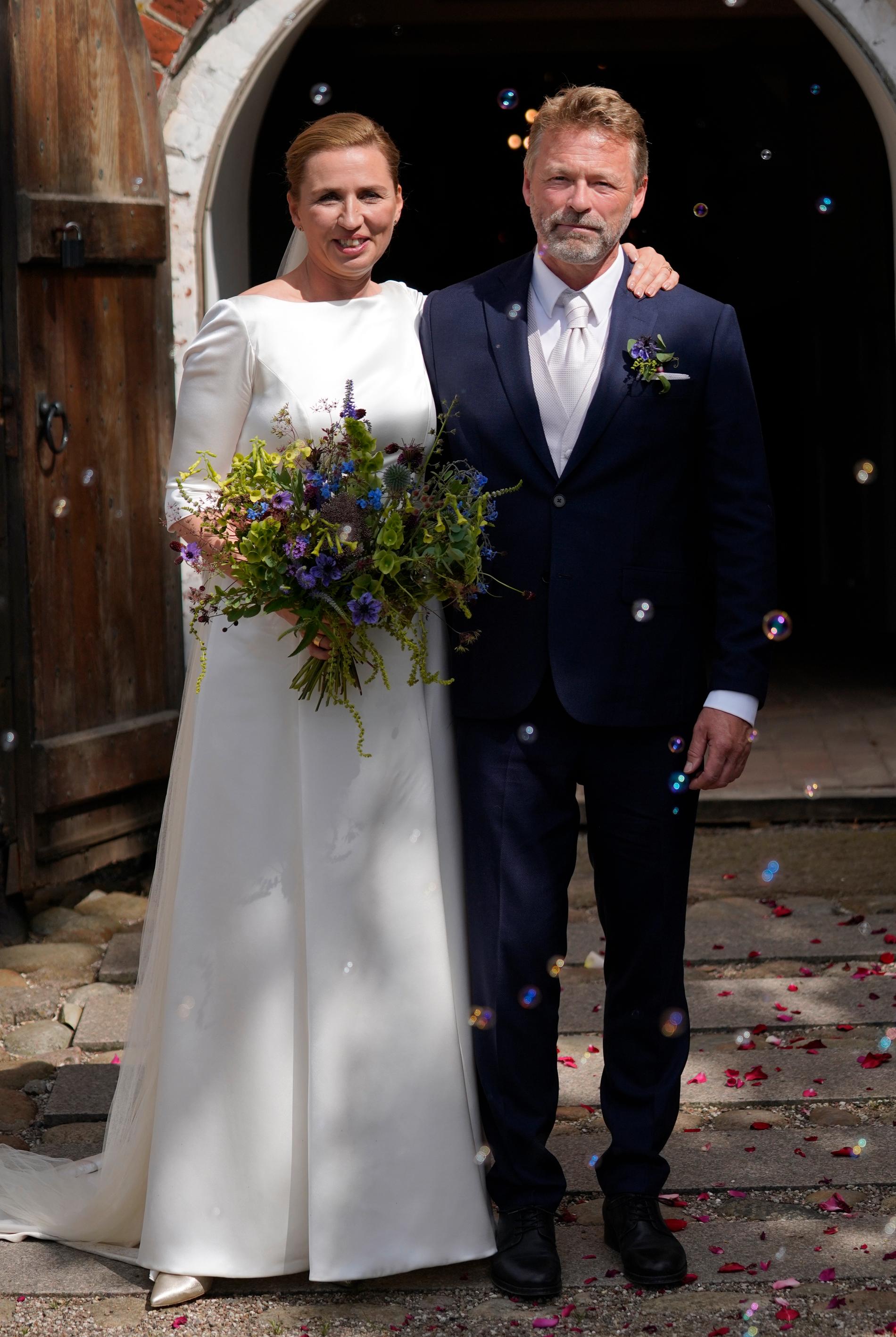 Danmarks statsminister Mette Frederiksen har gift sig med fotograf Bo Tengberg i Magleby kyrka.