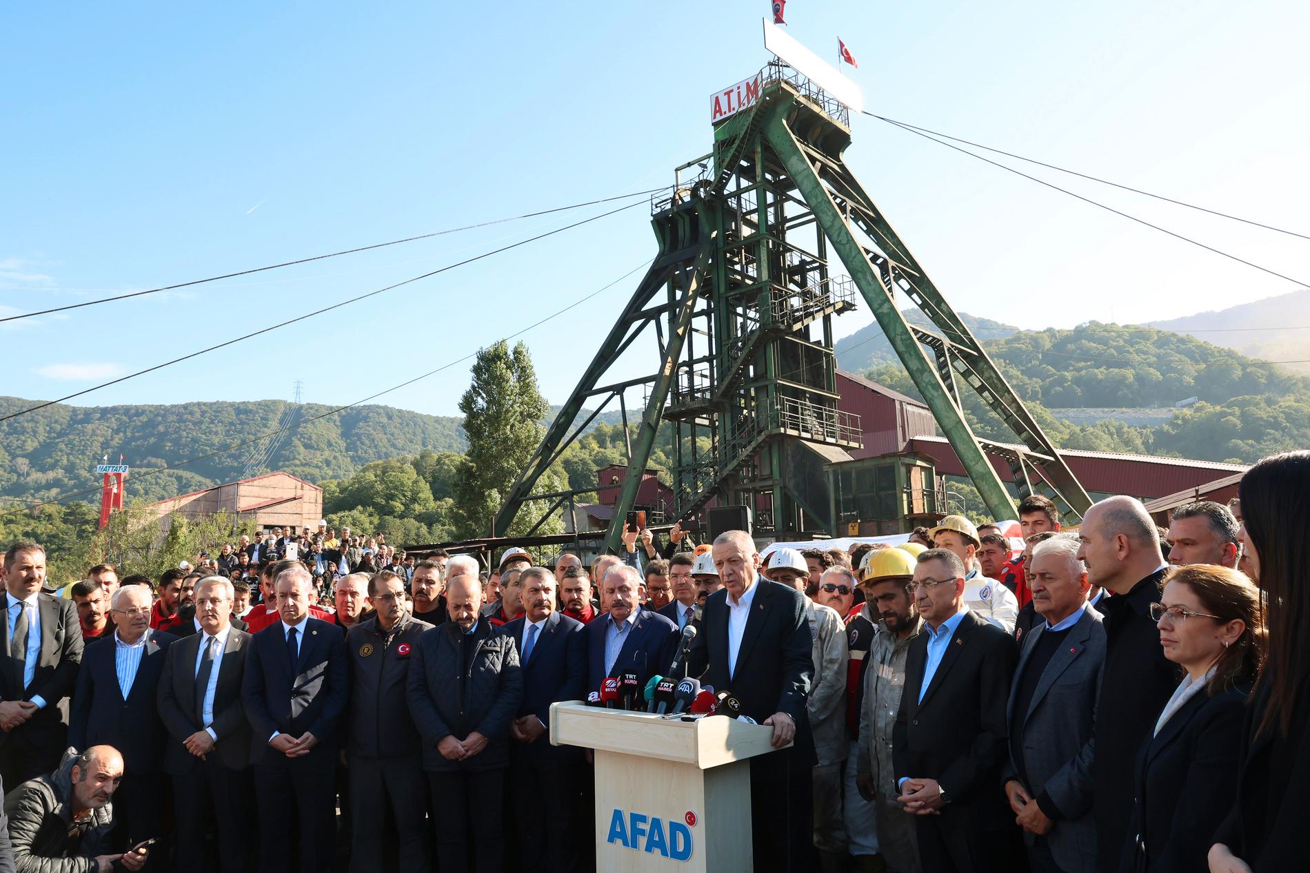 Turkiets president Erdogan talar med media på olycksplatsen. 